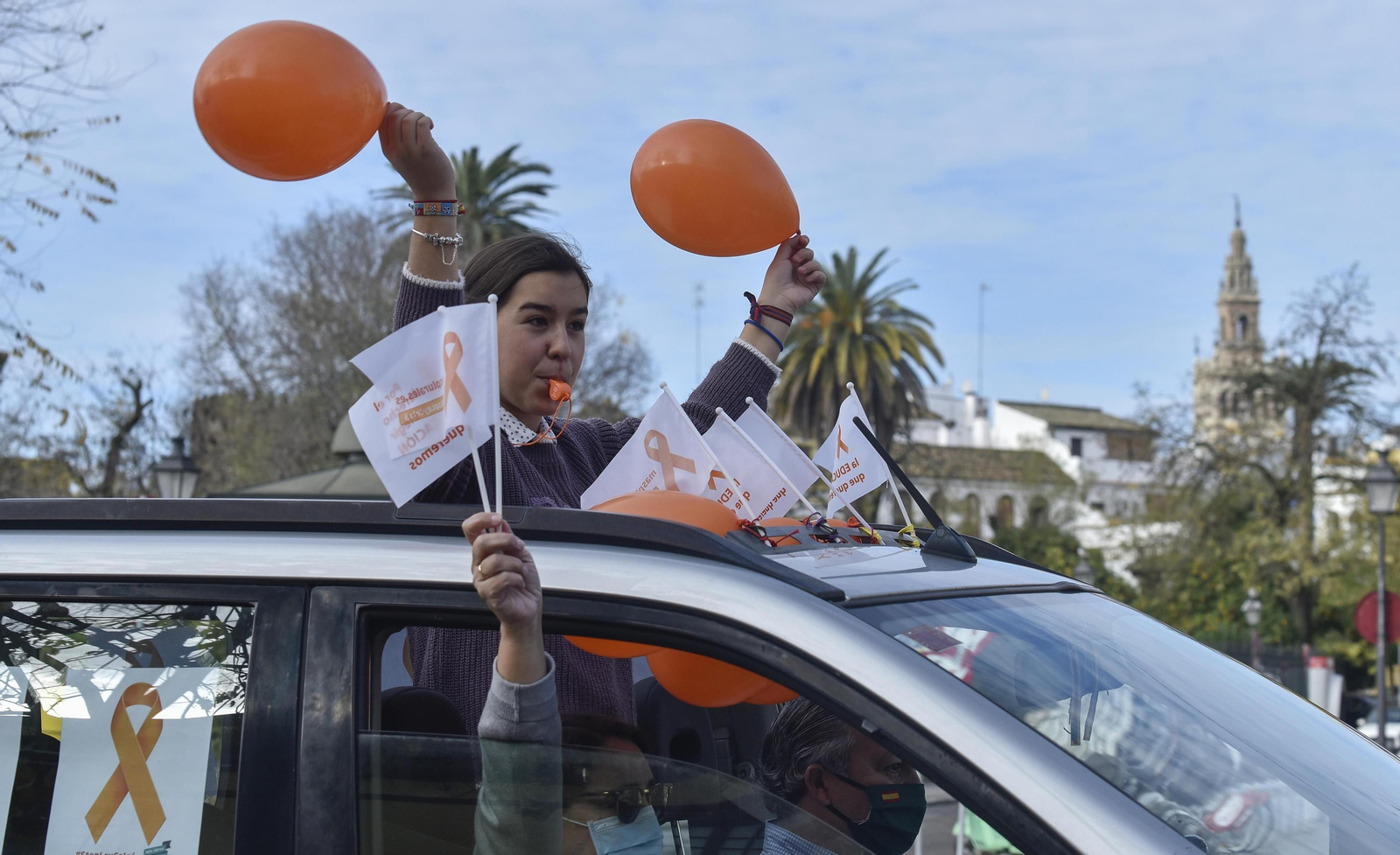 Una joven en uno de los vehículos que participó en la protesta.
