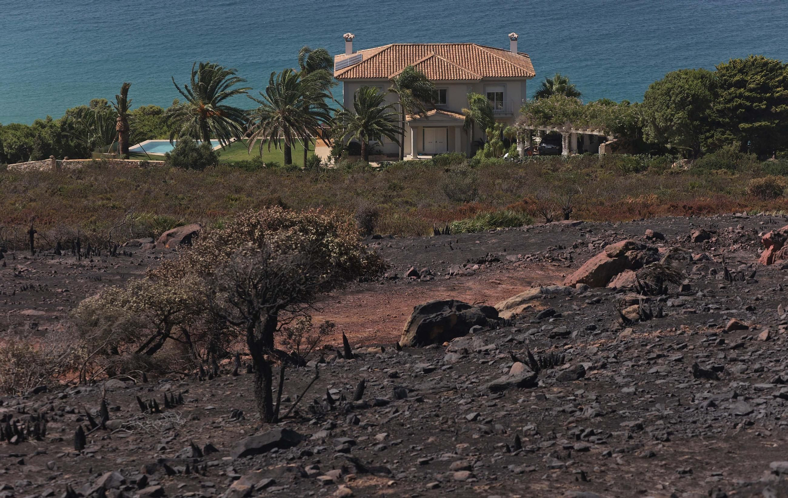 Así han quedado Atlanterra y Zahara de los Atunes tras el incendio forestal en la Sierra de la Plata de Tarifa