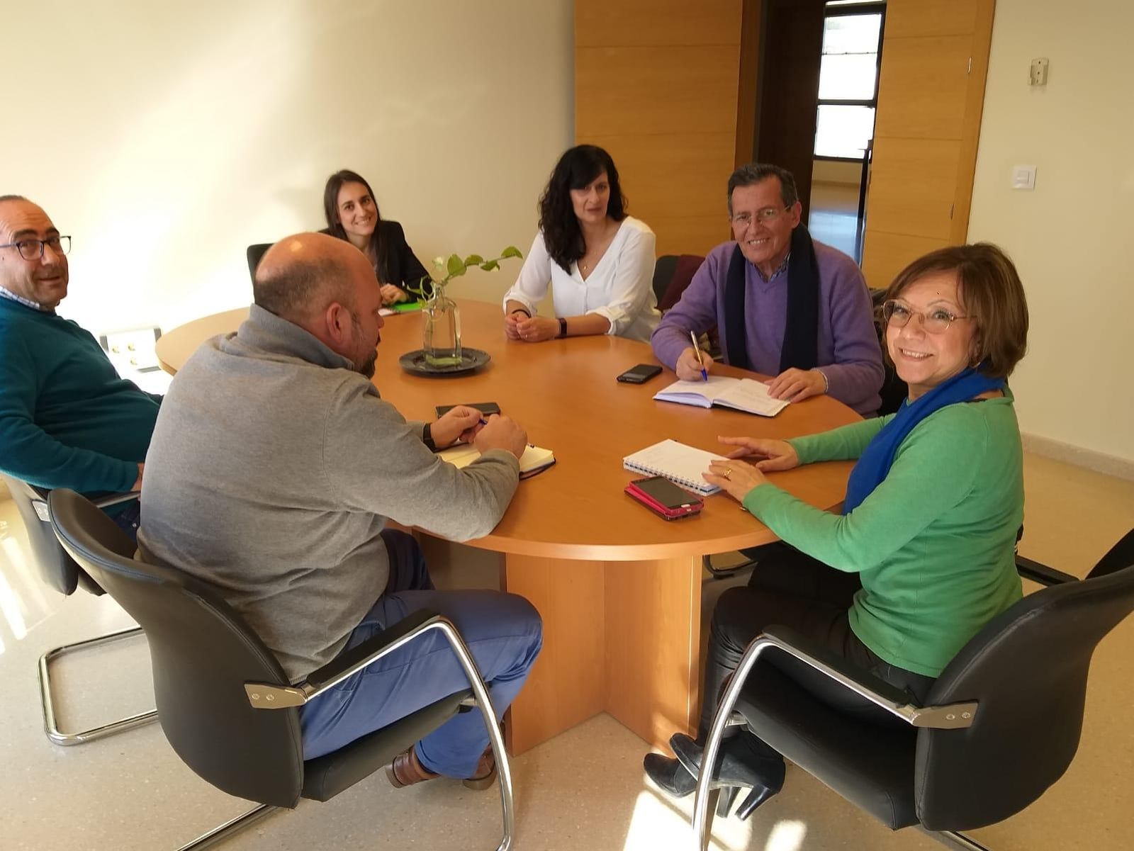 Carmen Collado, a la derecha, junto a los organizadores.