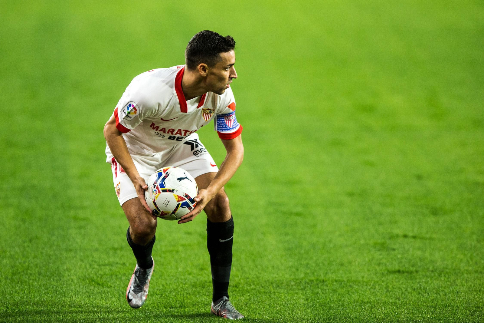 Jesus Navas coge un balón para sacar rápido.