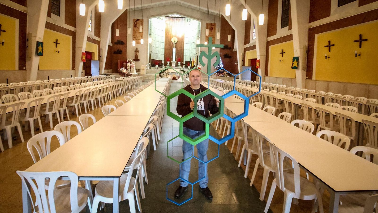 El director del centro, con el logo.