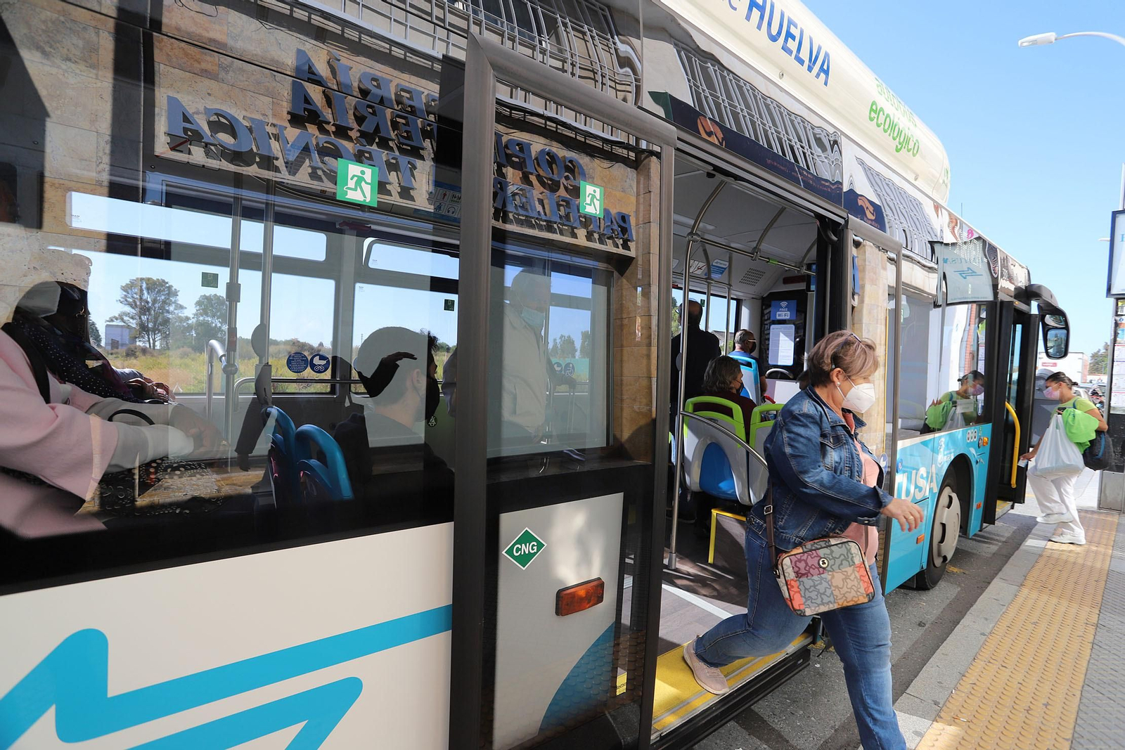 Autobús de Emtusa en una parada en el inicio de la Avenida de Italia.