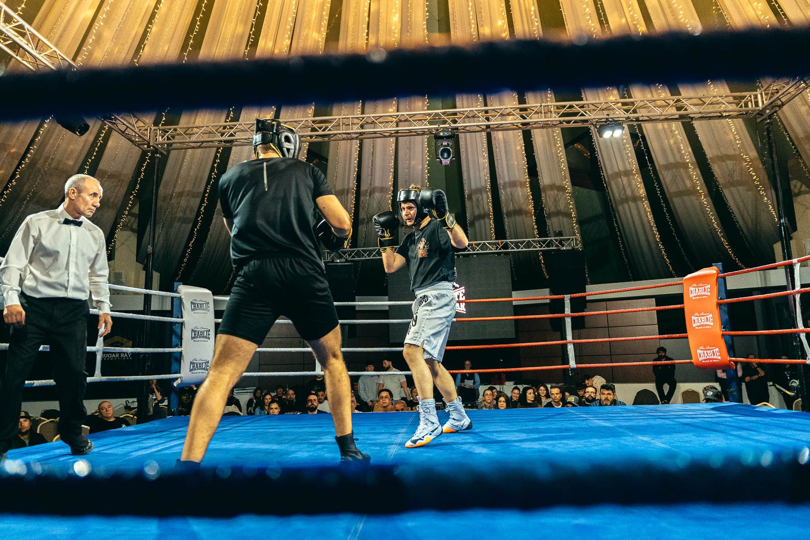 En imágenes: golpes solidarios en una impresionante White Collar Boxing