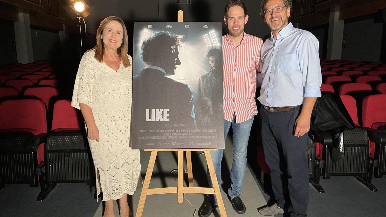 Pedro Flores, el actor Ramón Flores y la concejala María Manuela Caparrós, con el cartel.