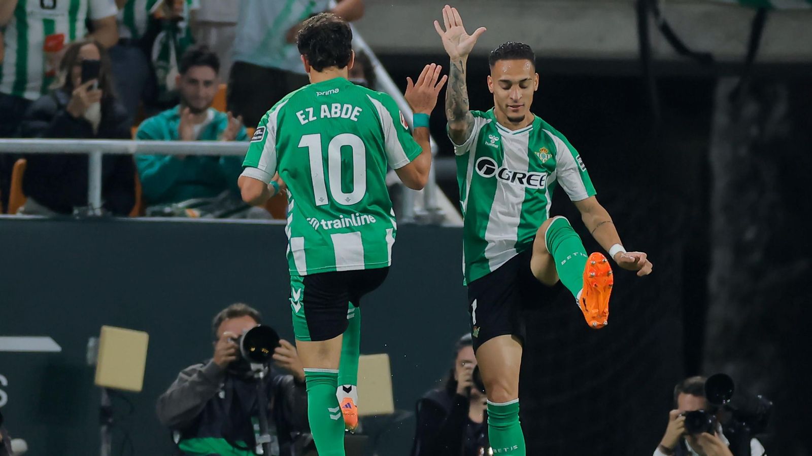 Antony festeja con Abde su gol.