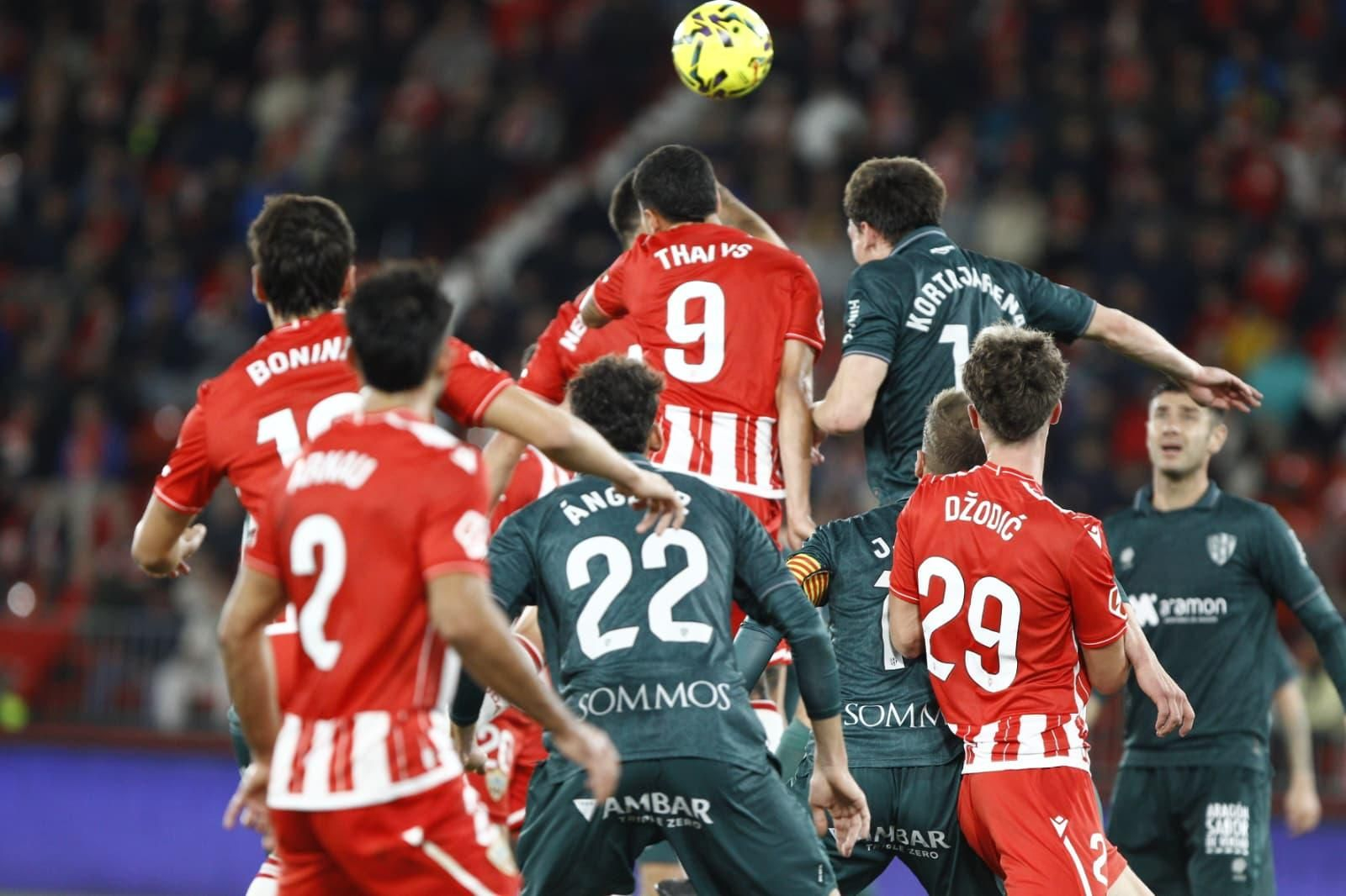 Thalys disputa un balón aéreo con Kortajarena