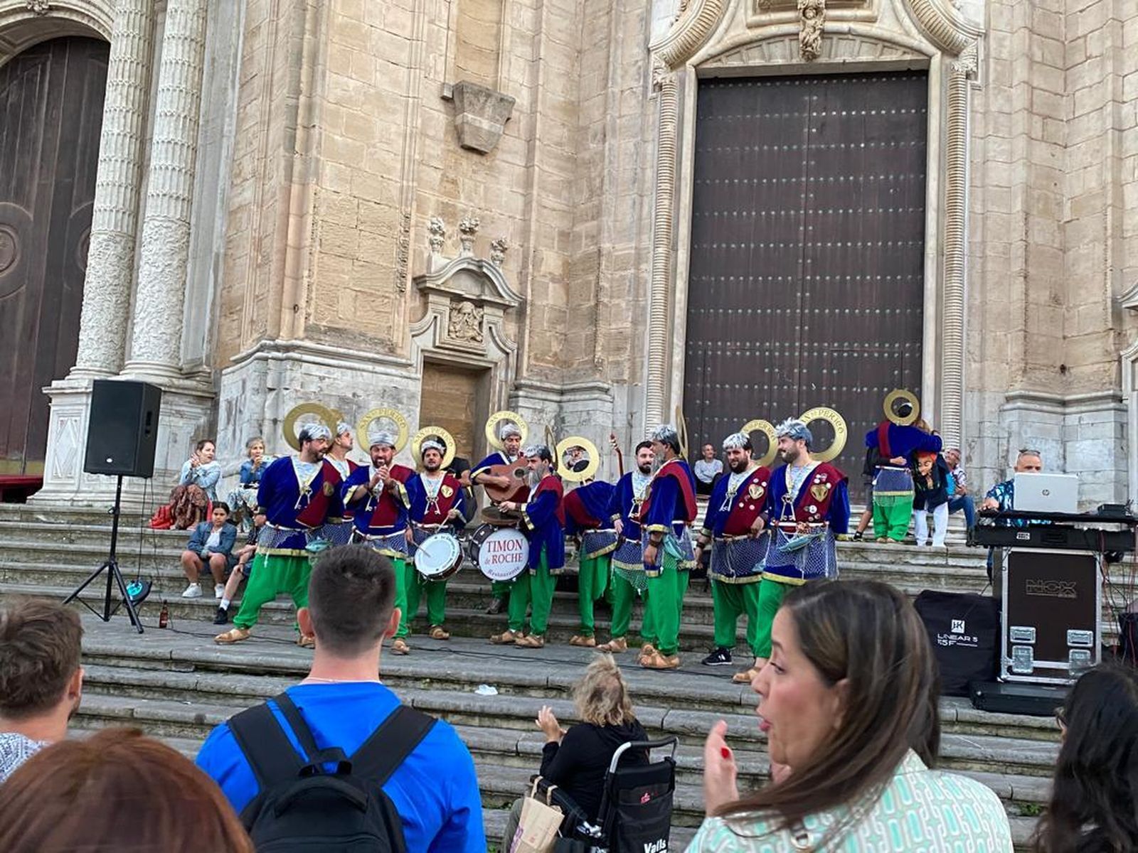 La chirigota del Sheriff actúa en las escalinatas de la Catedral al no poder hacerlo en el escenario.