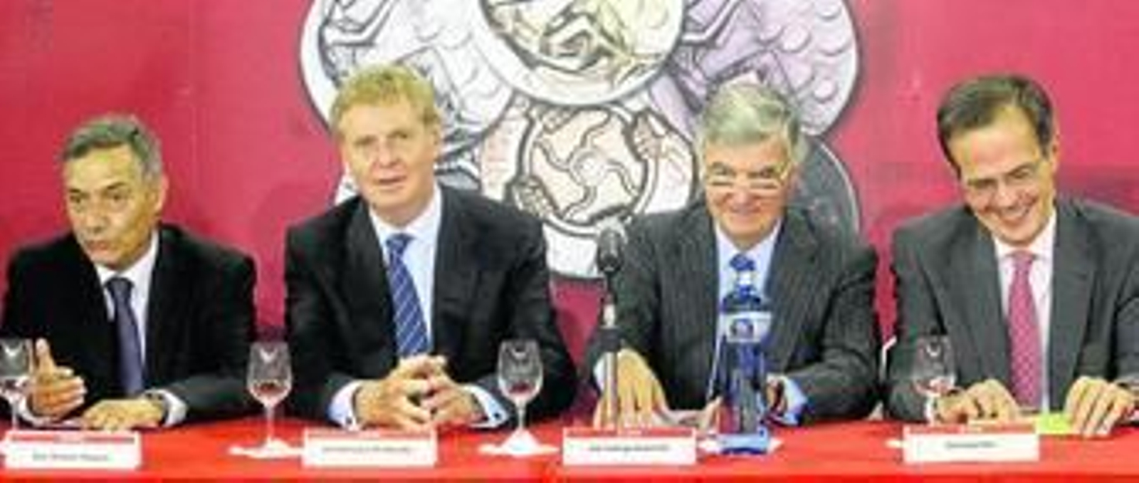 Ramón Segura, Dominique de Riberolles, Santiago Bergareche y Pedro Miró, ayer durante sus discursos previos a la entrega de medallas.