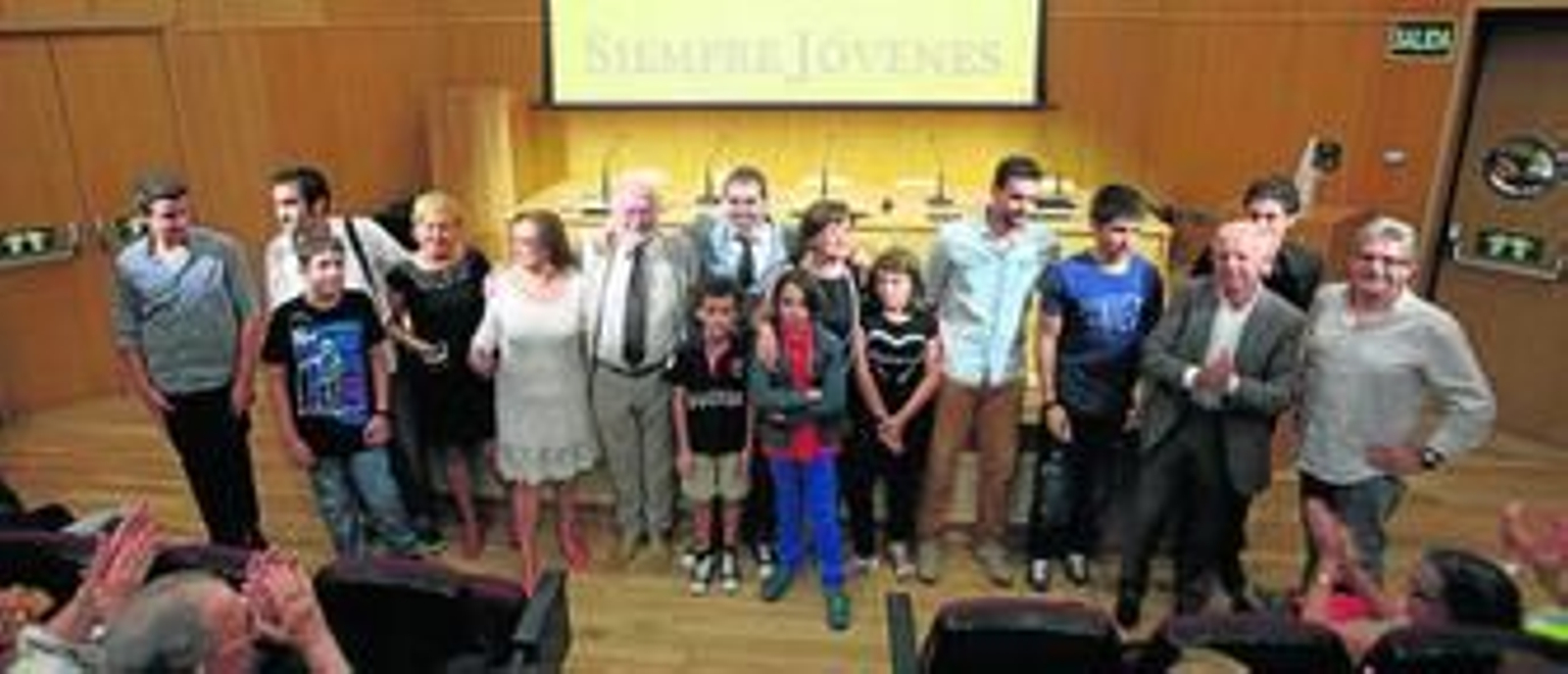 Los actores y el director del 'Siempre jóvenes' reciben el aplauso del público tras la proyección ayer del corto en el auditorio Millán Picazo.