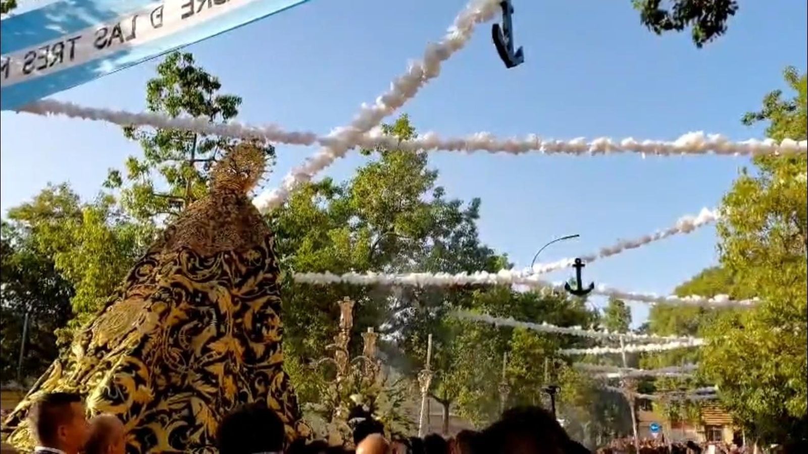 Las Tres Mil Viviendas reciben a la Esperanza de Triana