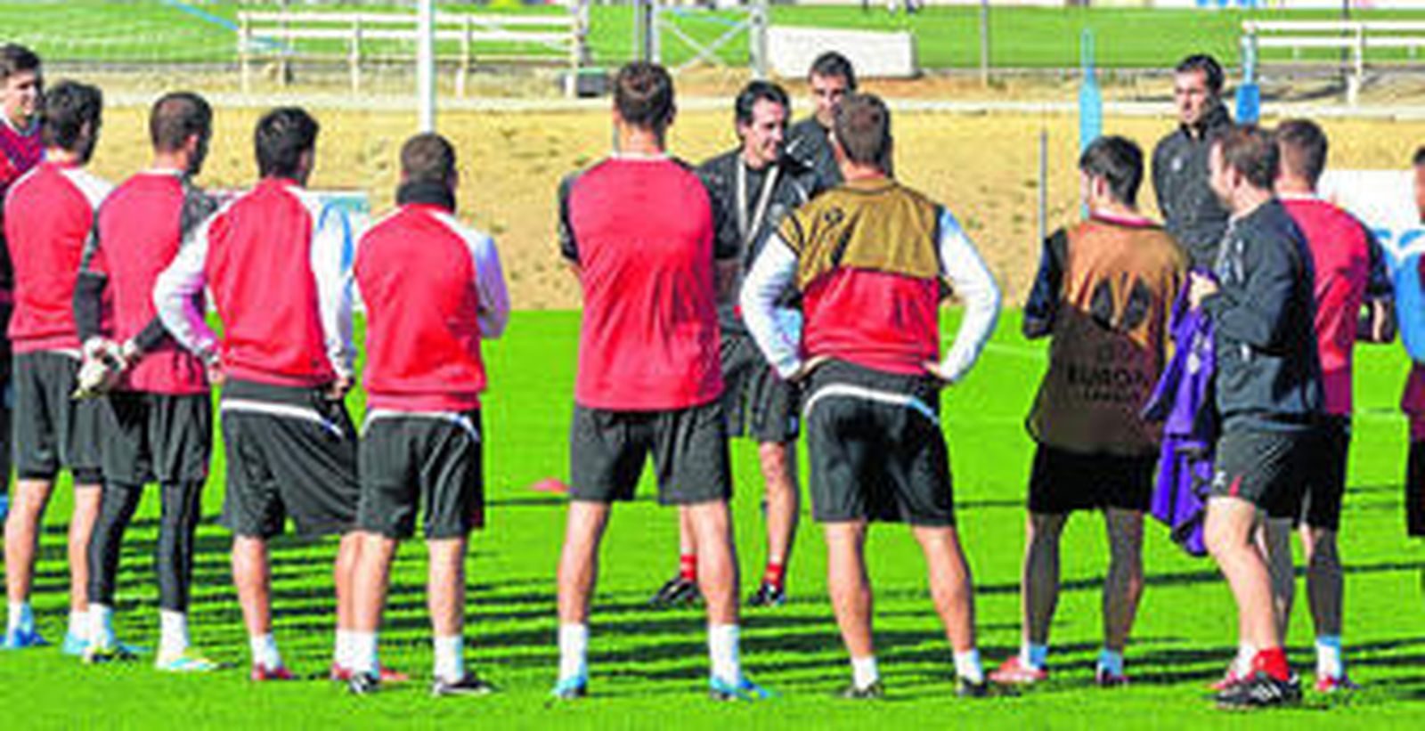 Unai Emery se dirige a la plantilla sevillista en el entrenamiento matinal de ayer.