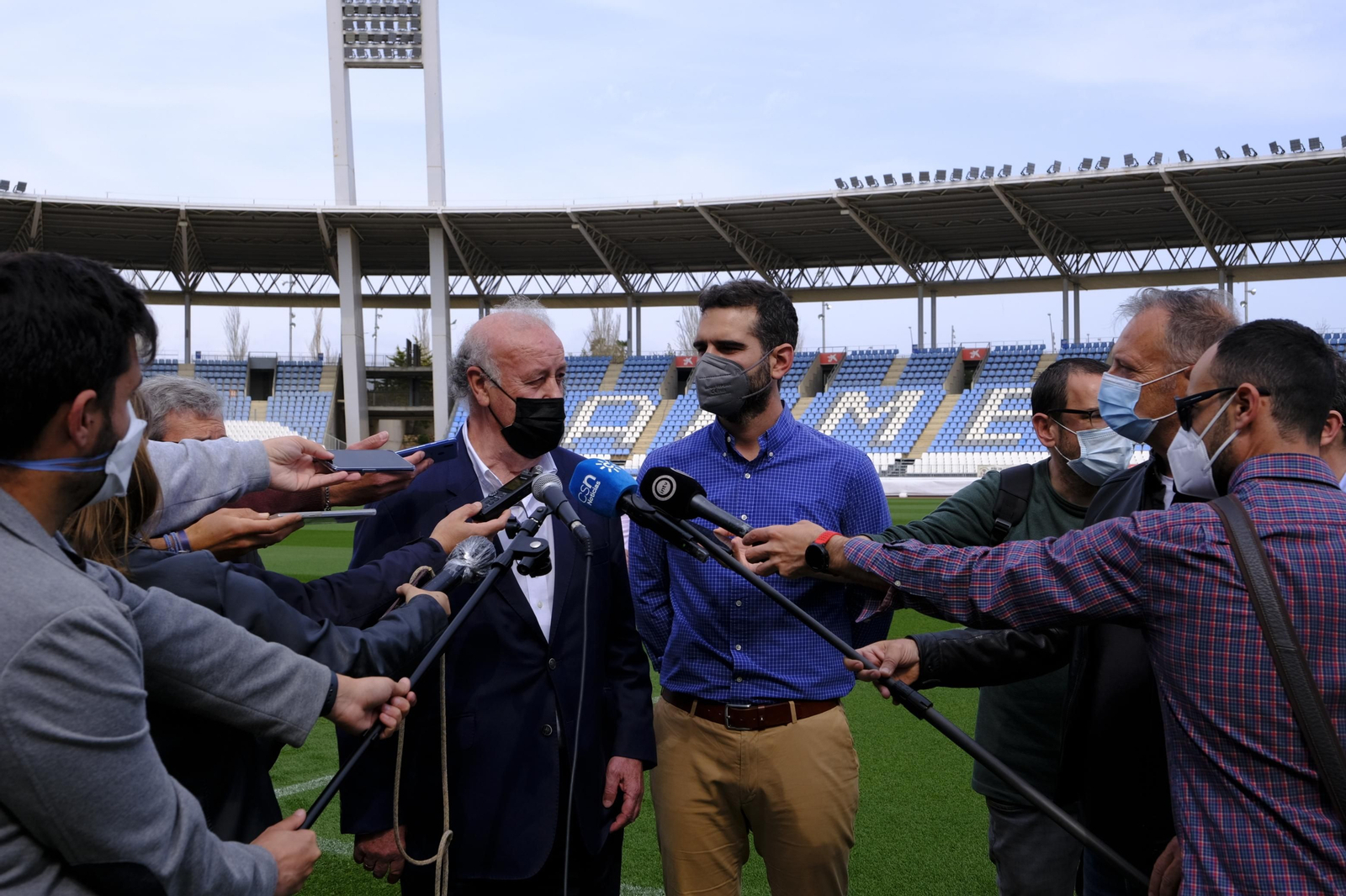 Fotogalería de la visita de Vicente del Bosque al equipo Genuine de la Fundación U.D. Almería