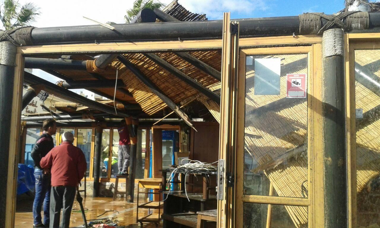 Las cubiertas de los chiringuitos han quedado destrozadas por la tromba marina.

Foto: R. Garrido