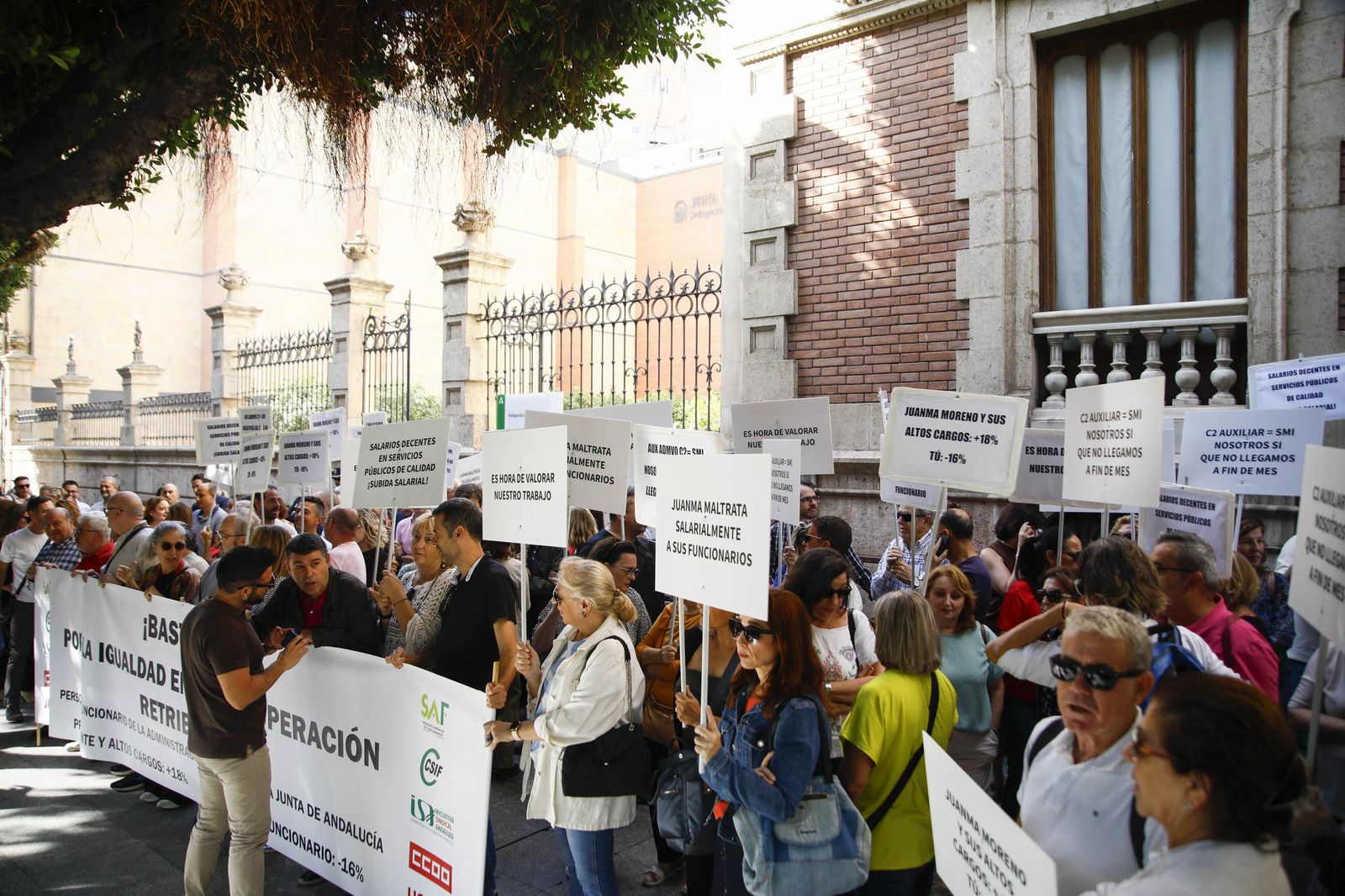 Las imágenes de la concentra para reclamar mejoras laborales para el personal funcionario de la Junta de Andalucía en Almería