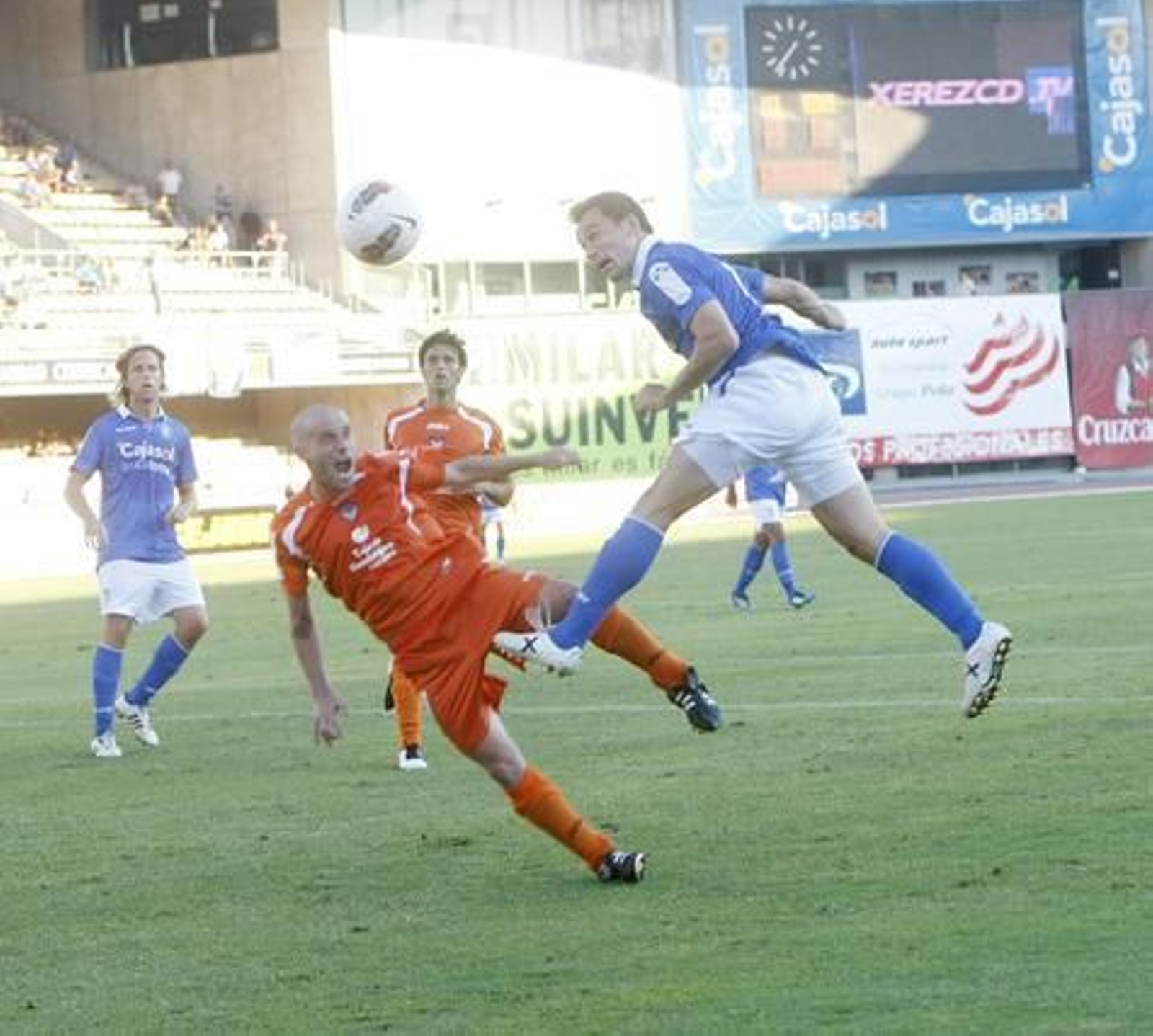 Tato y Jonan luchan por hacerse con un balón.

Foto: Juan Carlos Toro