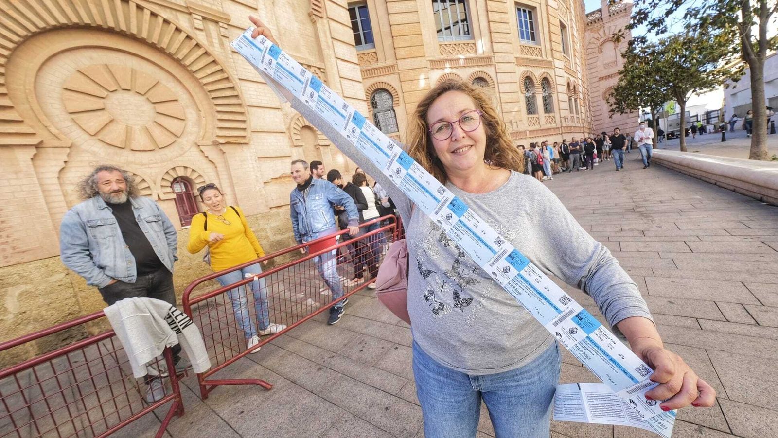 Una mujer muestra las entradas adquiridas para la preselección del COAC 2022.