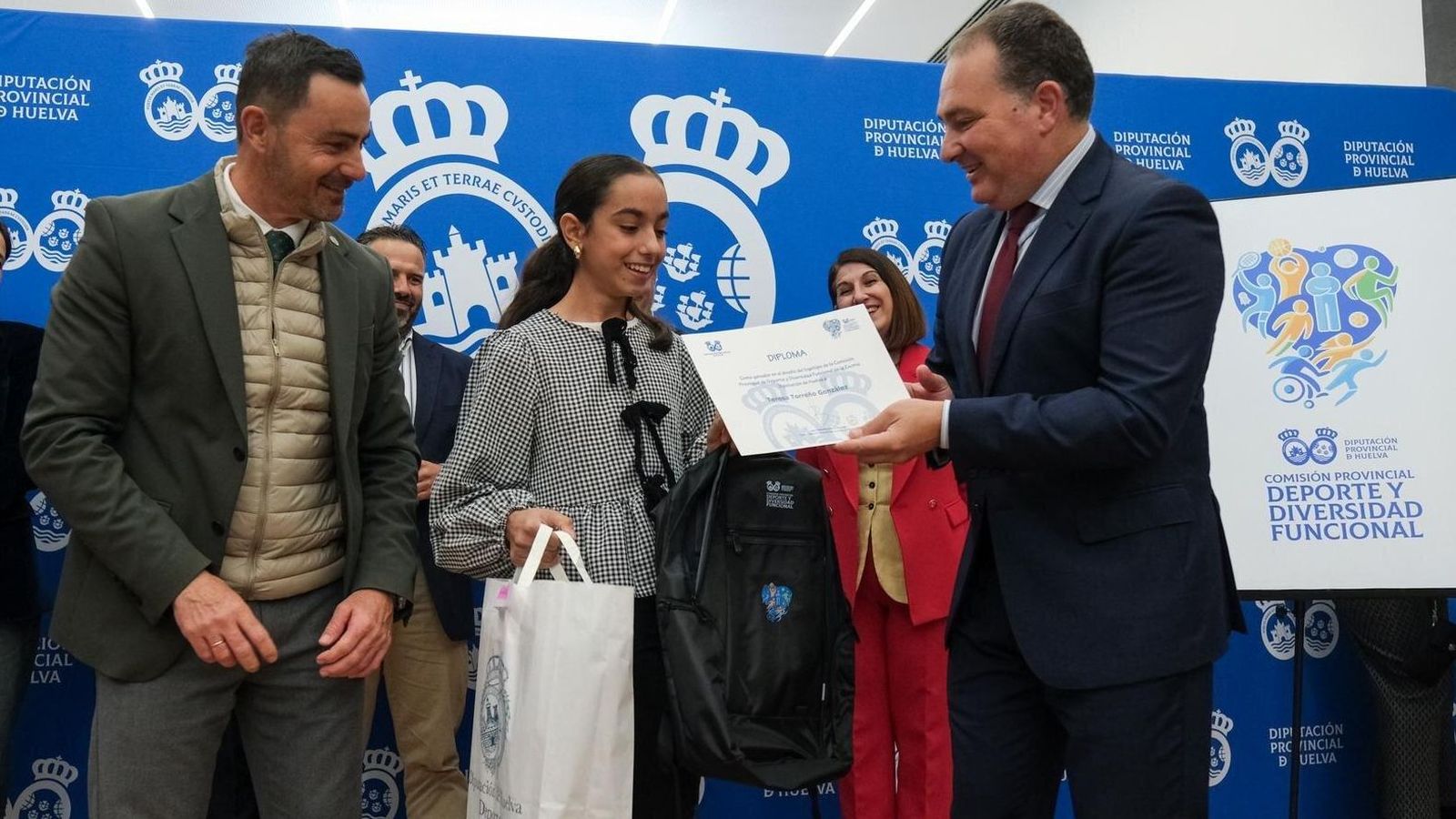 David Toscano entrega el premio a la ganadora ante Juan Daniel Romero.