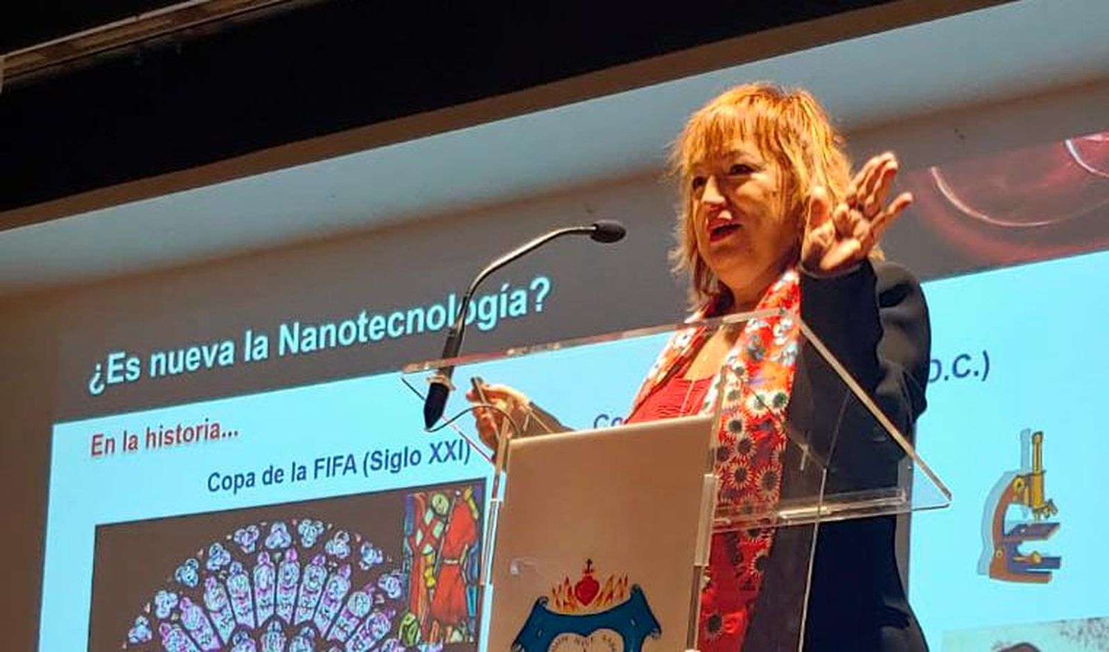 Laura Lechuga, durante su charla en el colegio del que es antigua alumna.
