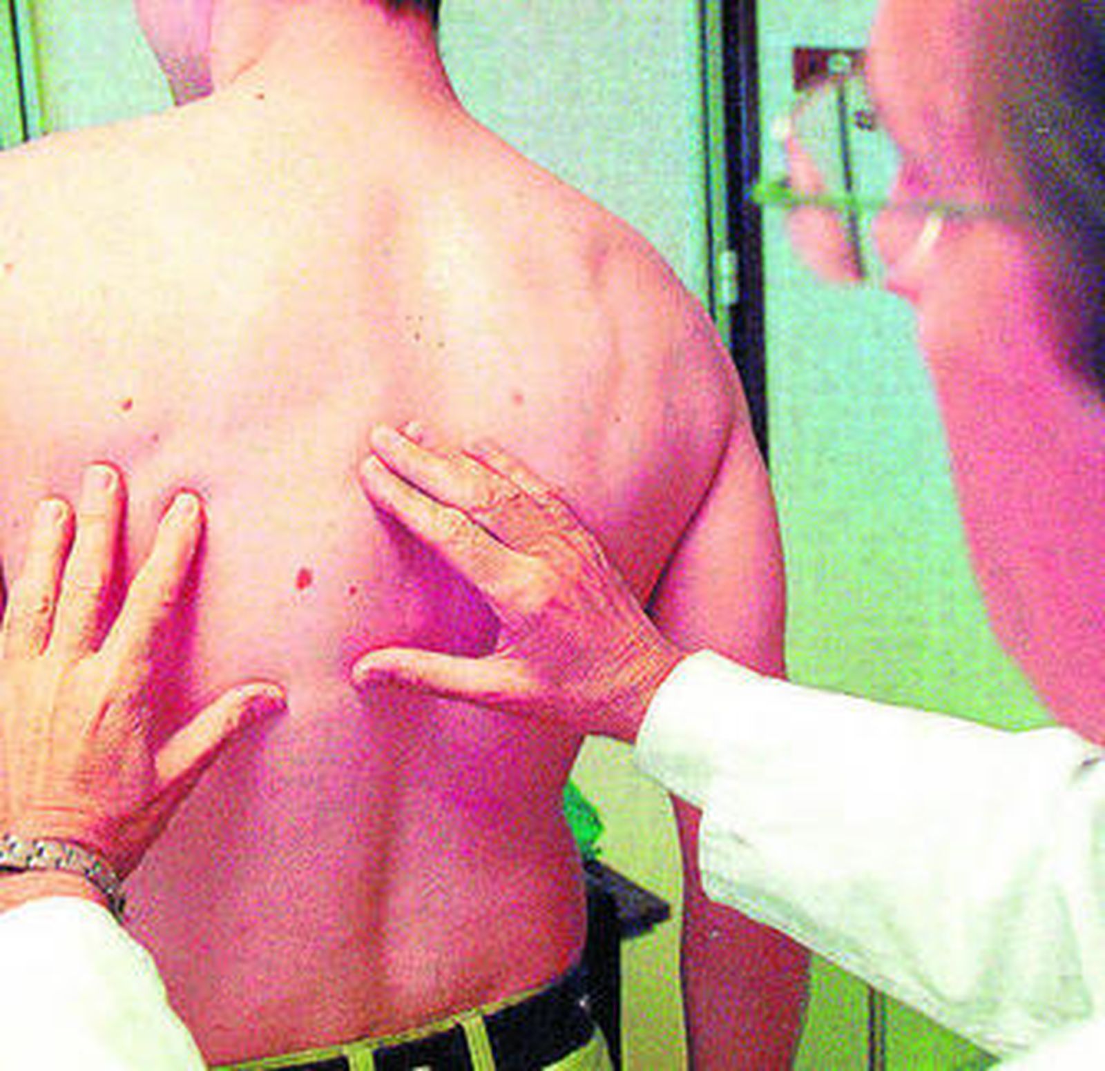 Un médico examina a un paciente.