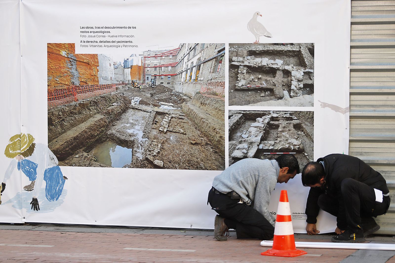 Imágenes de la colocación de vinilos de los restos arqueológicos encontrados en el antiguo edificio de Hacienda