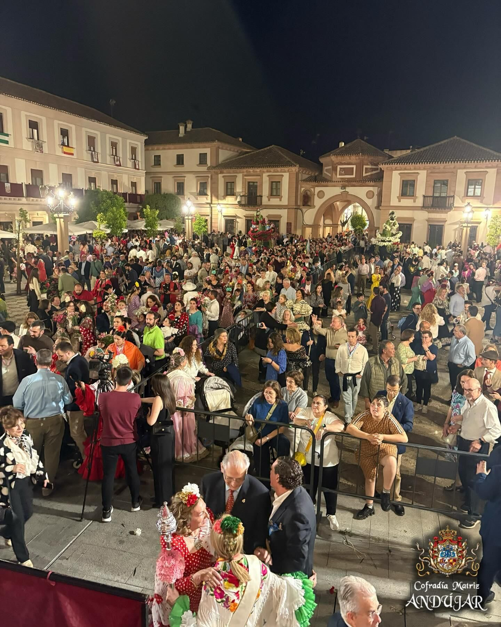 Las flores a La Morenita llenan de color las calles de Andújar, en imágenes