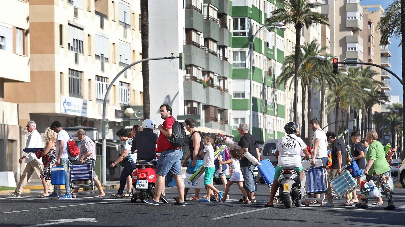 Viajeros de excursiones llegan a Cádiz.