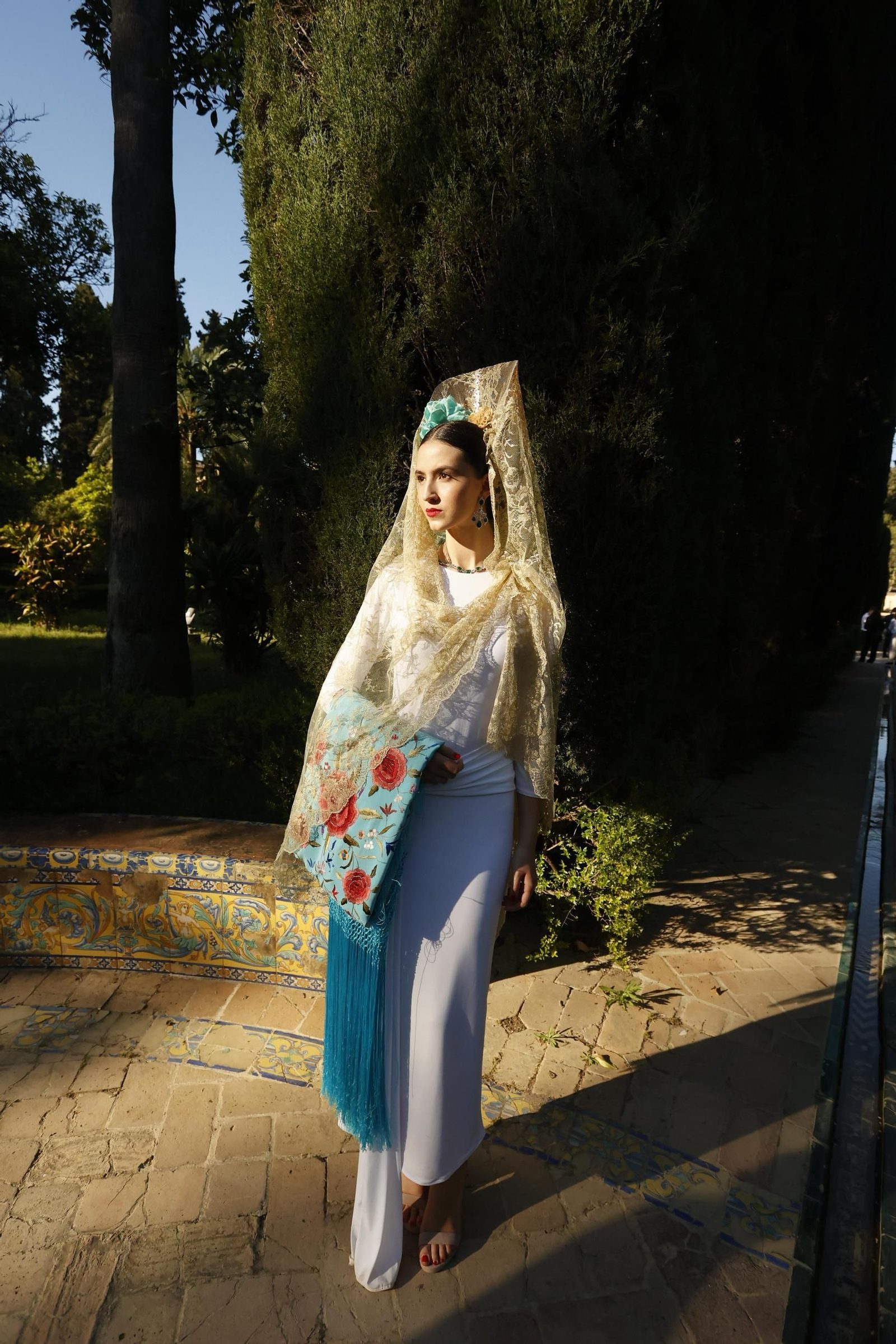 El Álcazar de Sevilla se llena de mujeres vestidas de mantilla, todas las fotos