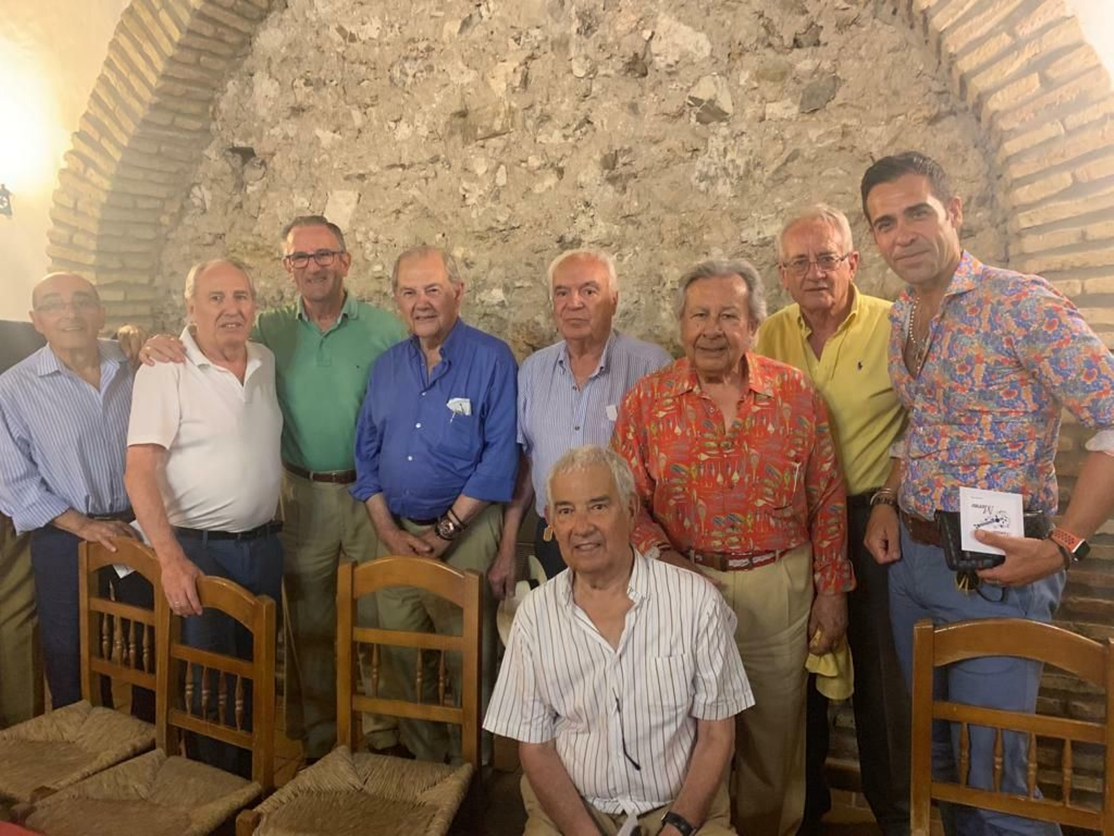 Manuel Morao junto a algunos de los asistentes al homenaje.