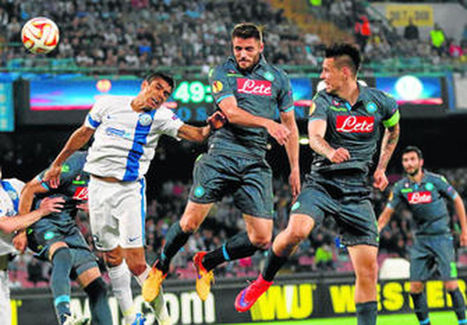 David López remata de cabeza en un partido entre el Nápoles y el Dnipro.