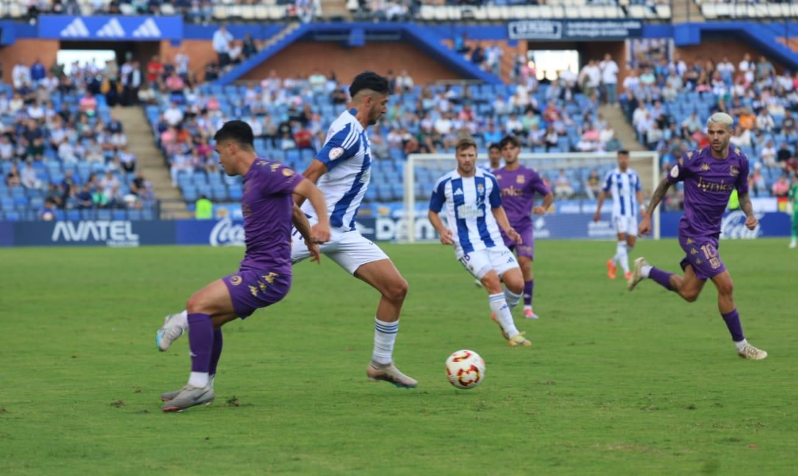 Bekkouche se marcha de un defensor.