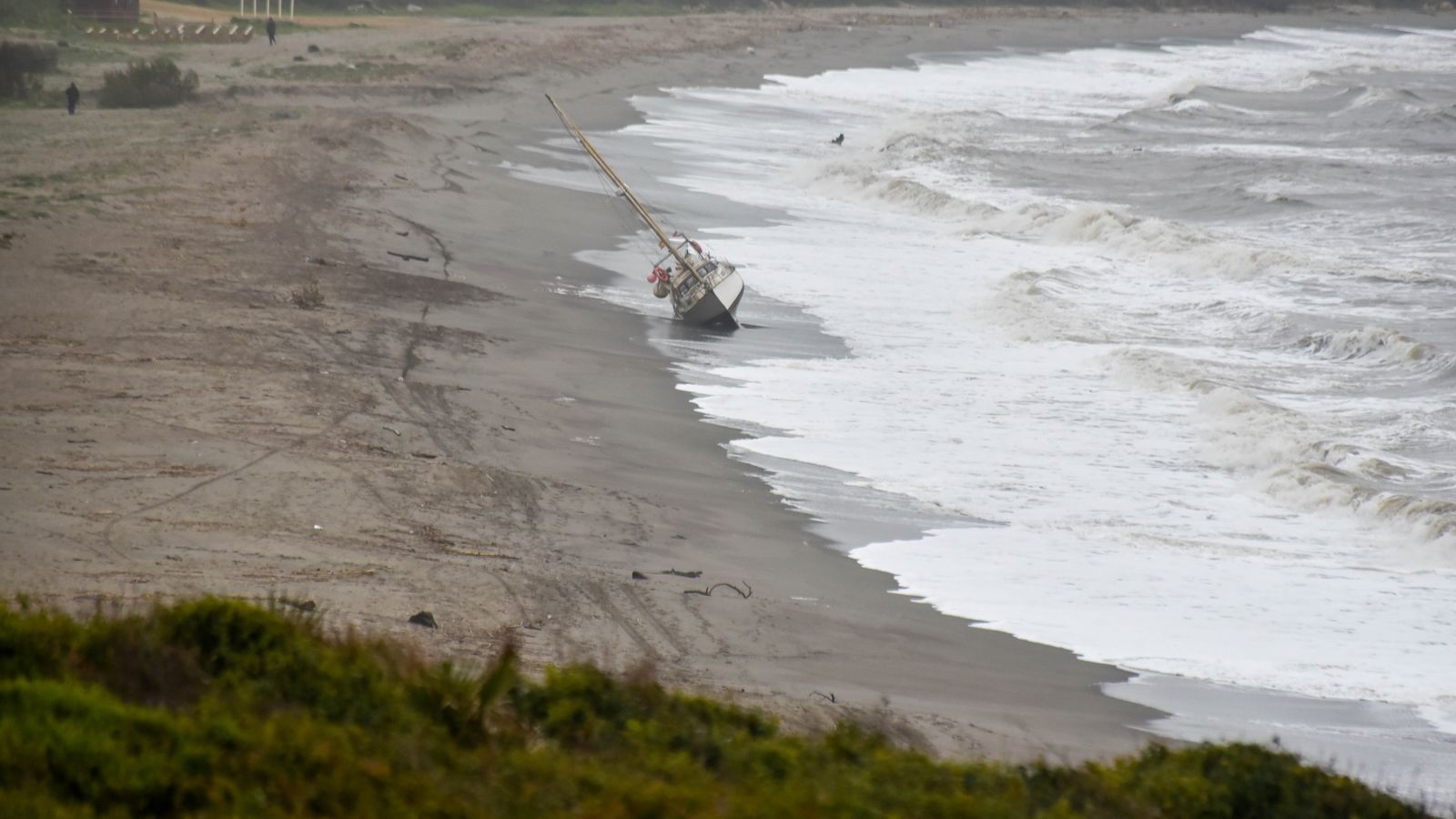 Velero varado en la playa de la Alcaidesa