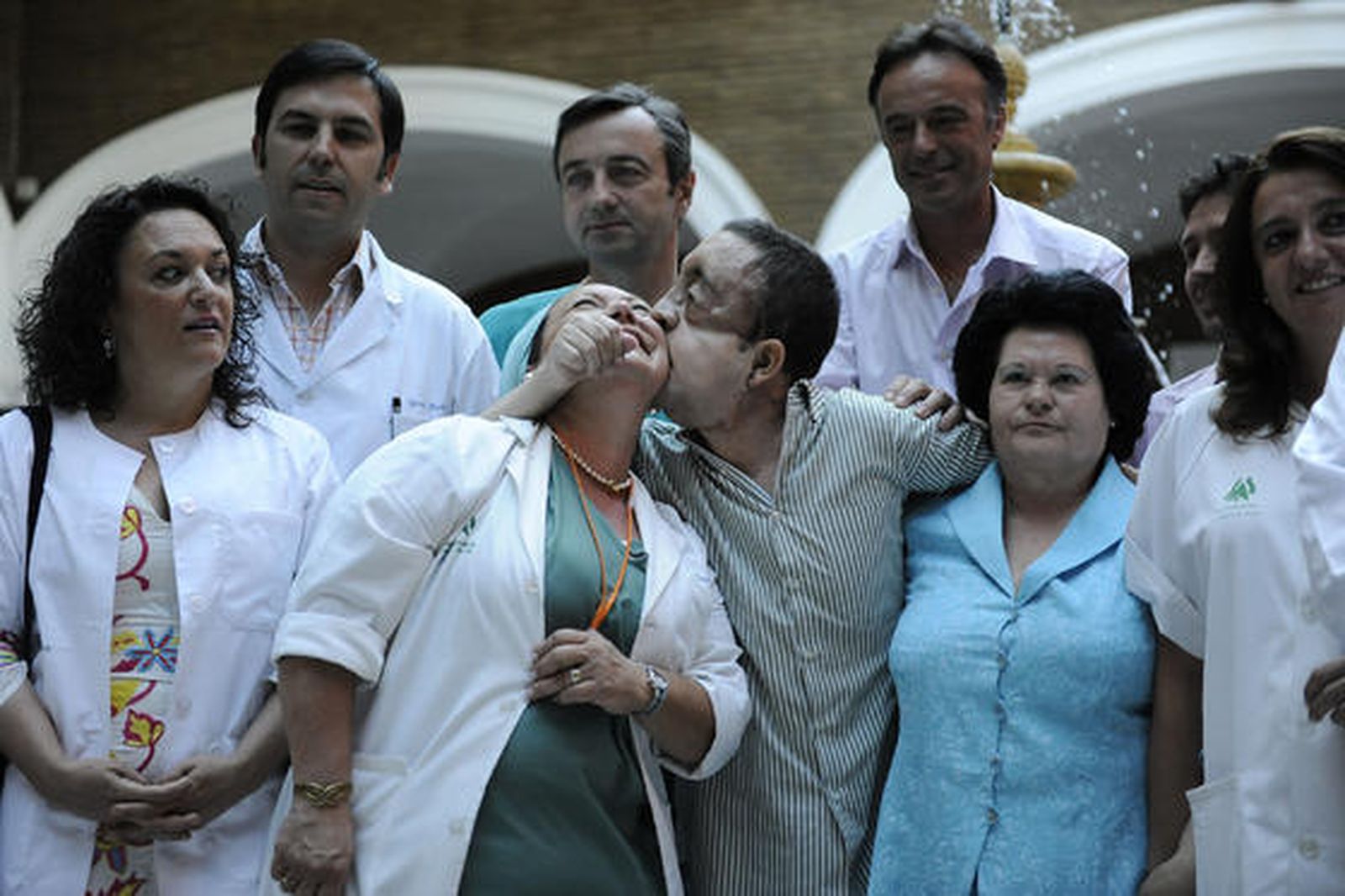 Rafael, con familiares y miembros del equipo médico que llevó a cabo el primer trasplante de cara de Andalucía.

Foto: Juan Carlos Vázquez