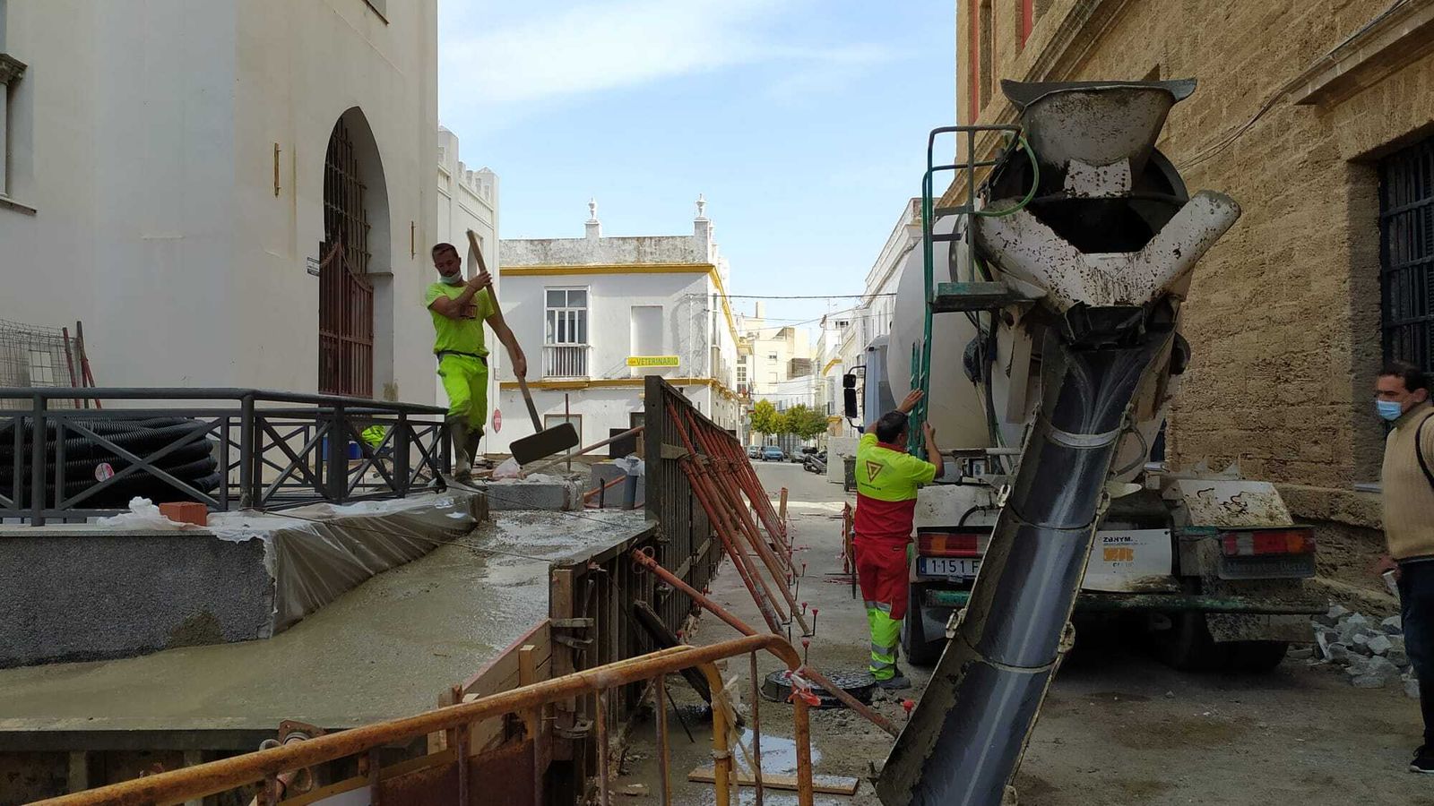Trabajos para construir una nueva rampa en el acceso principal del Mercado Central.