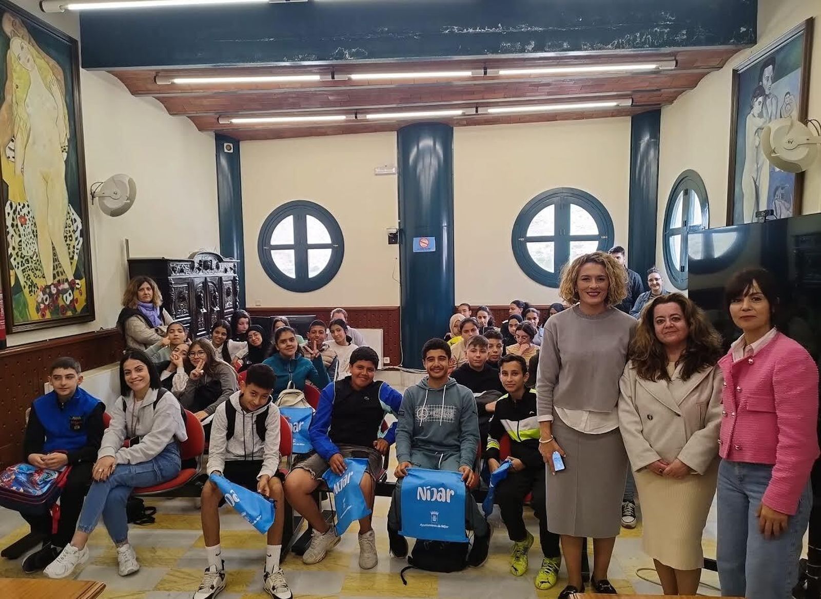 Alumnos del IES Campos de Níjar visitan la Villa y conocen sus tradiciones