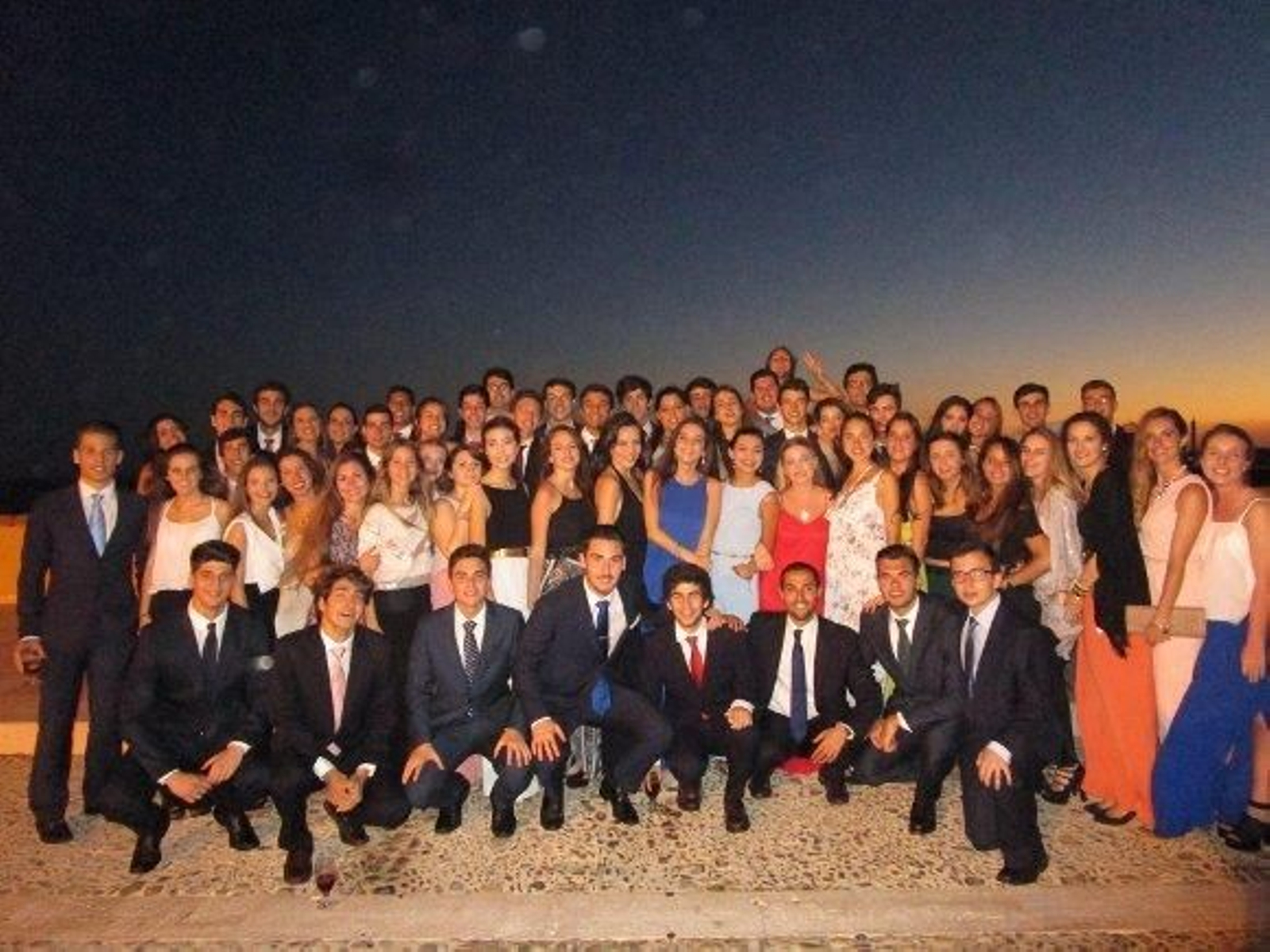 La homenajeada Miriam Jiménez Córdoba, durante la fiesta de su mayoría de edad rodeada de todo el grupo de amigos que asistió a la cena y baile, celebrada en el Baluarte de los Mártires.  Foto: Ignacio Casas de Ciria