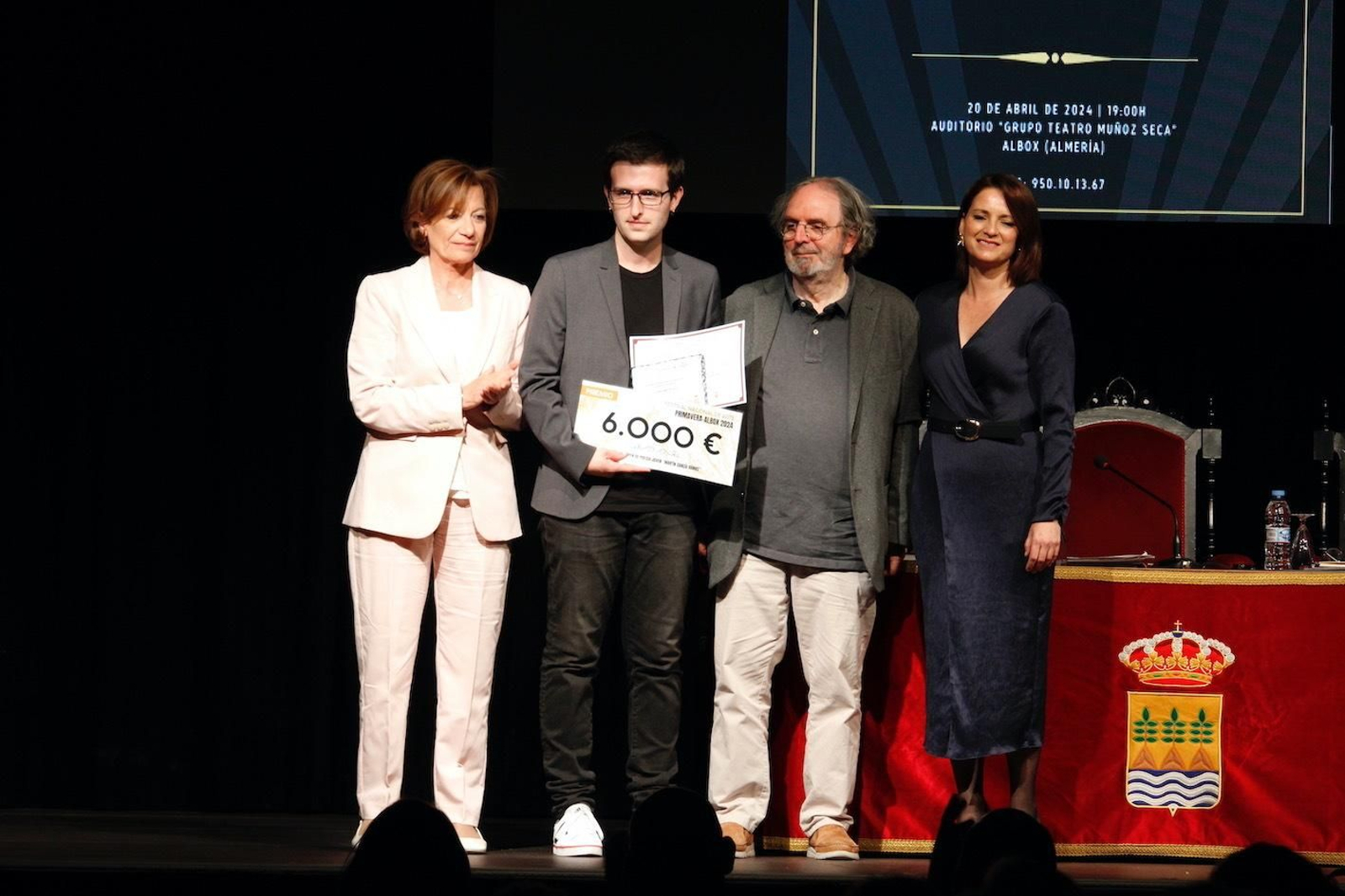 Caty García, el presidente del jurado y la alcaldesa de Albox entregaron el premio al ganador, Javier Iáñez.