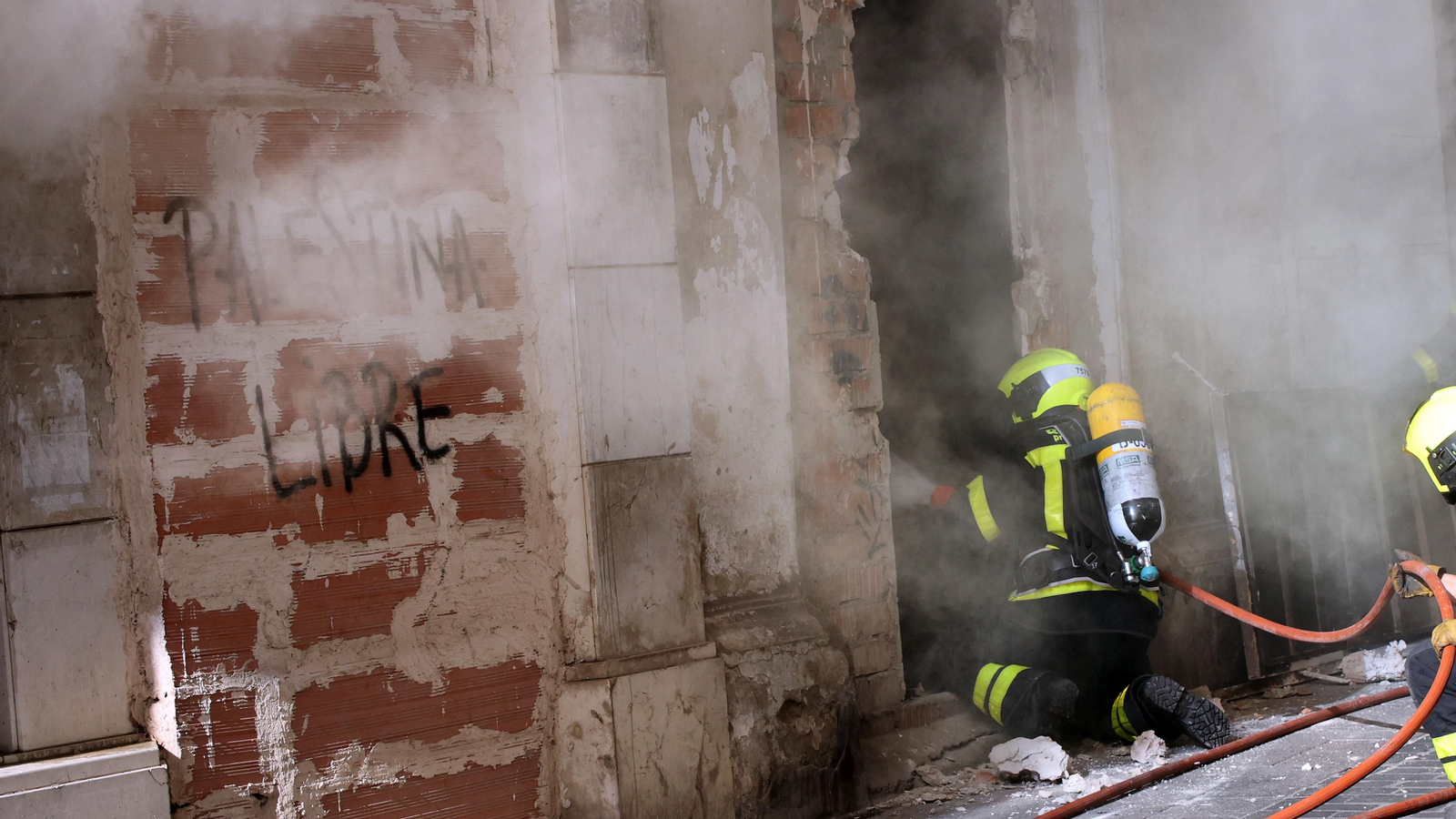 Los bomberos de Jerez intervienen en un incendio de un inmueble en calle Bizcocheros