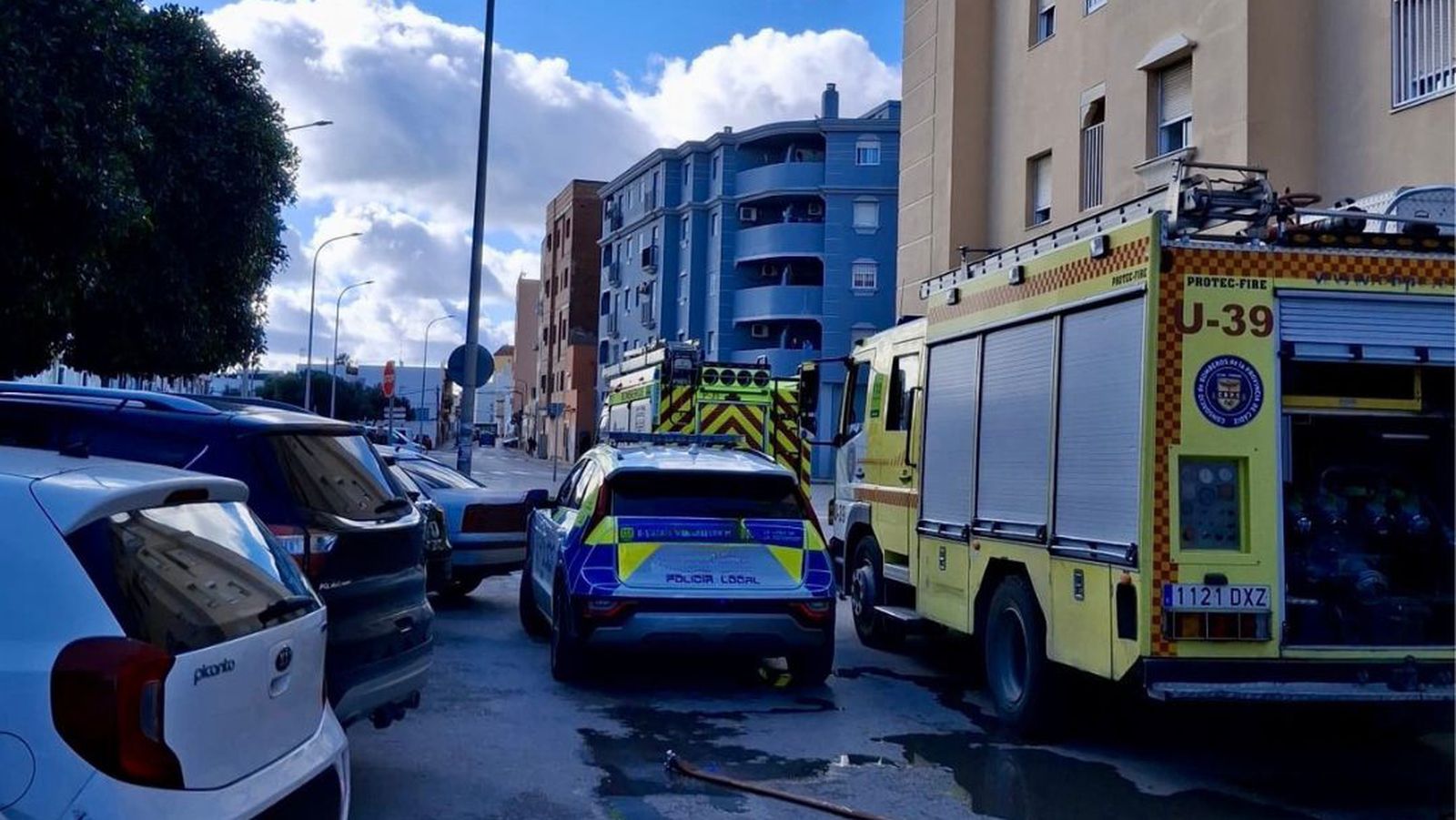Bomberos y Policía Local, en el lugar del incendio.