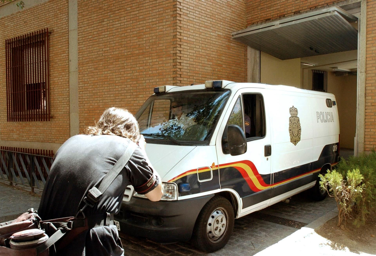 Imagen de archivo de un furgón de la Policía abandonando los Juzgados de Córdoba