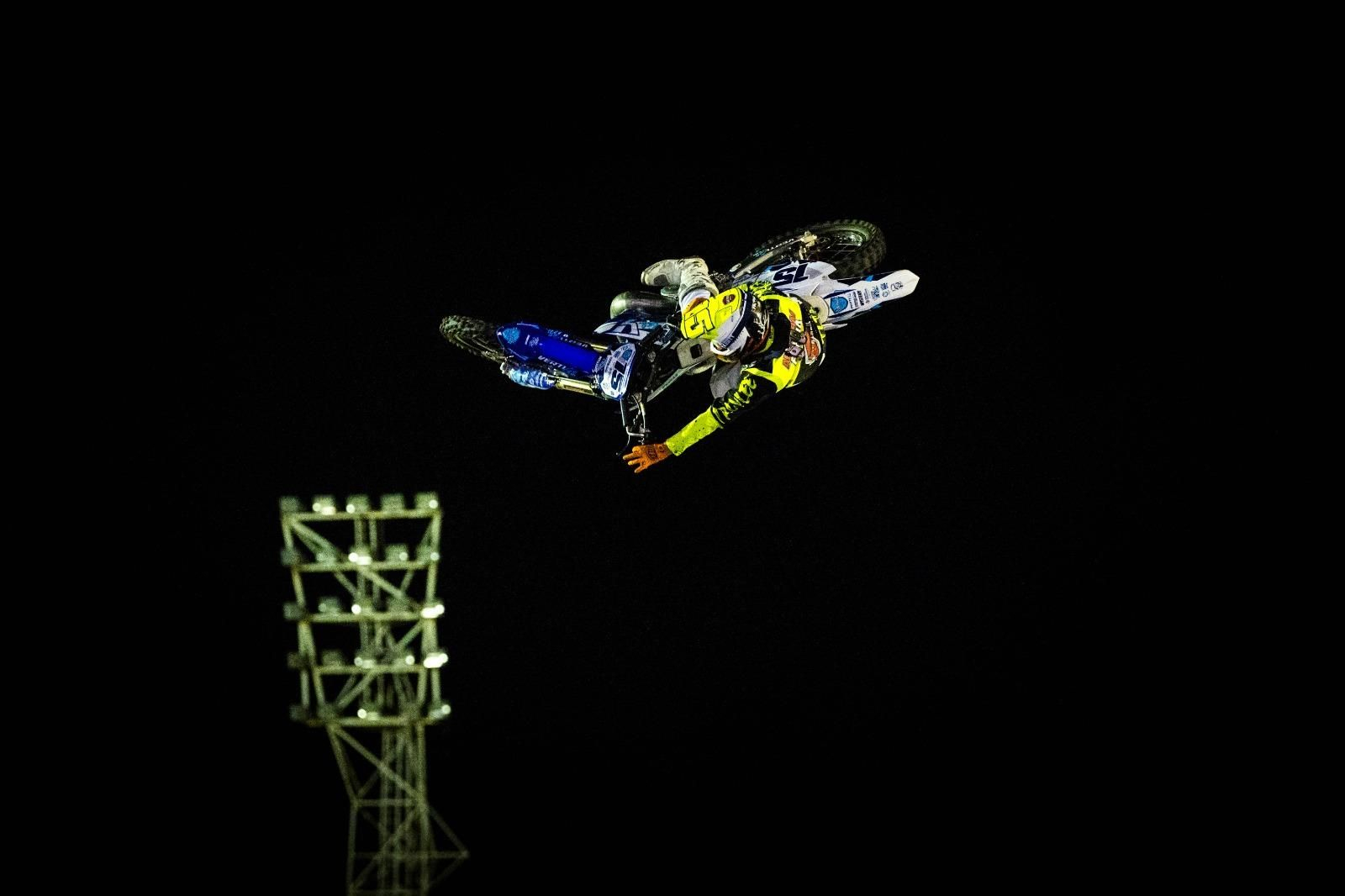 Las espectaculares imágenes que dejan las acrobacias en moto del Freestyle FMX celebrado en San Fernando