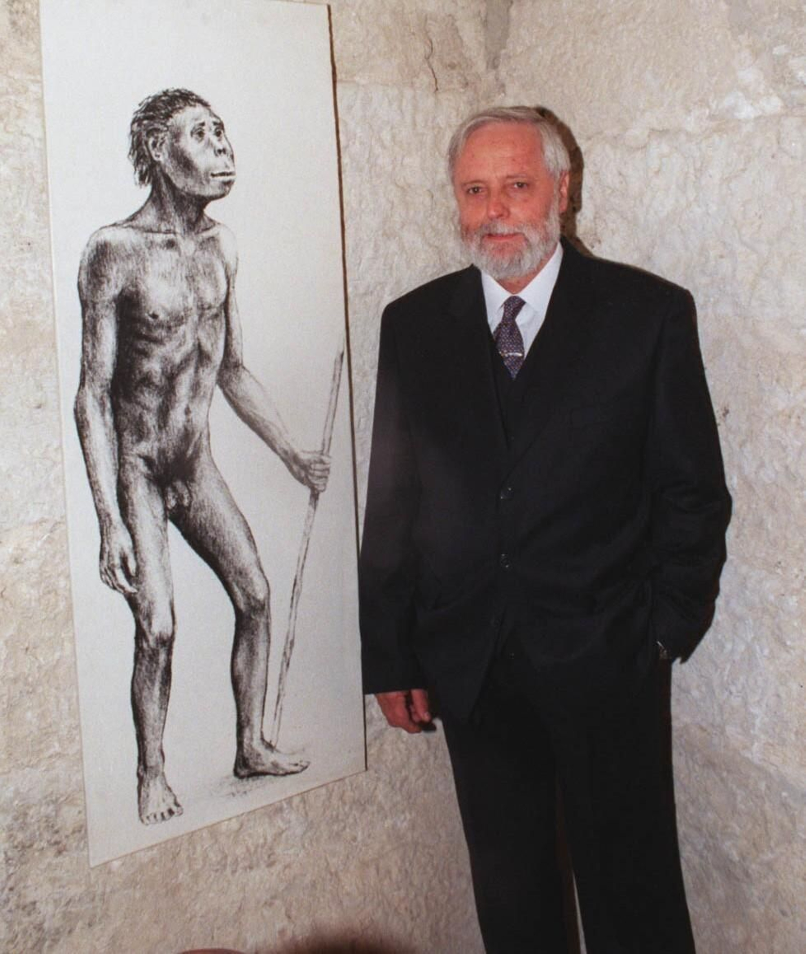 Gibert, ante el dibujo de un homínido del Plestoceno.