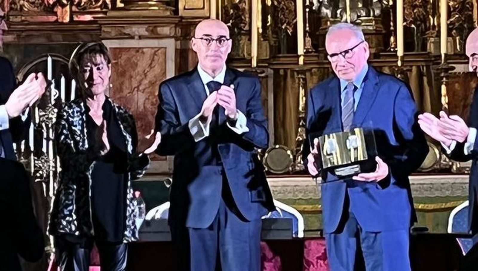 Pascual Valiente entregando el II Premio José Pedro Pérez-LLorca y Rodrigo a  Alfonso Guerra.