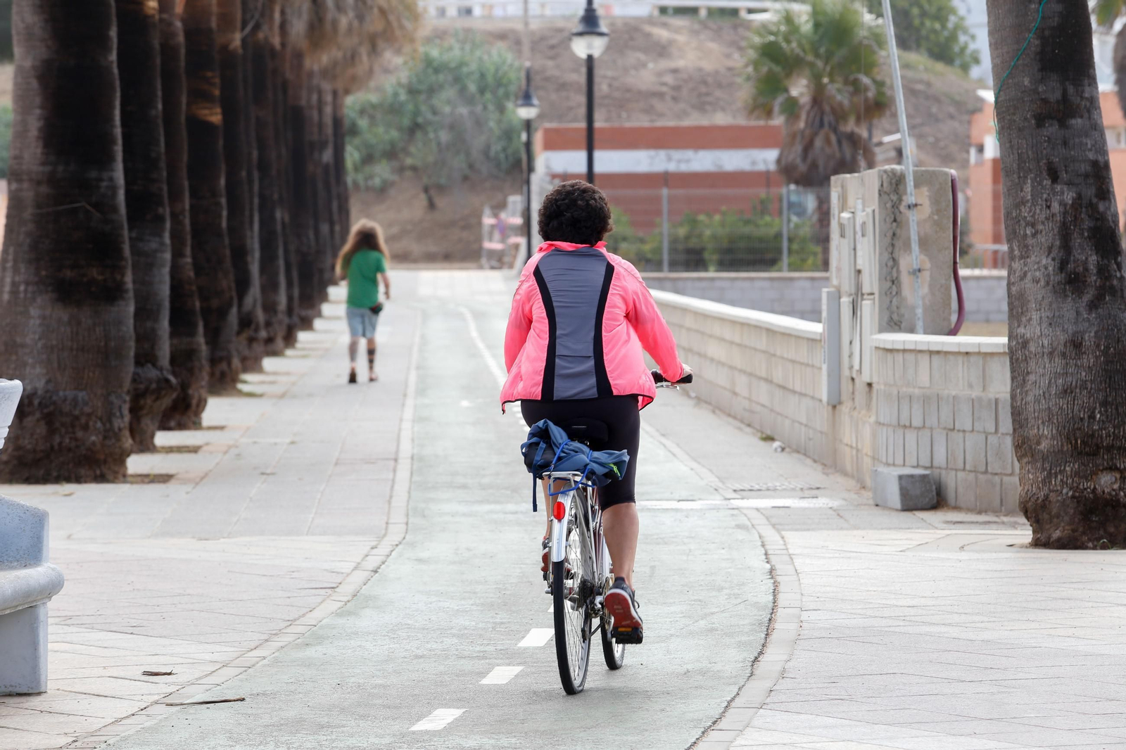 Una mujer circula en bici en Tarifa. Una mujer circula en bici en Tarifa.