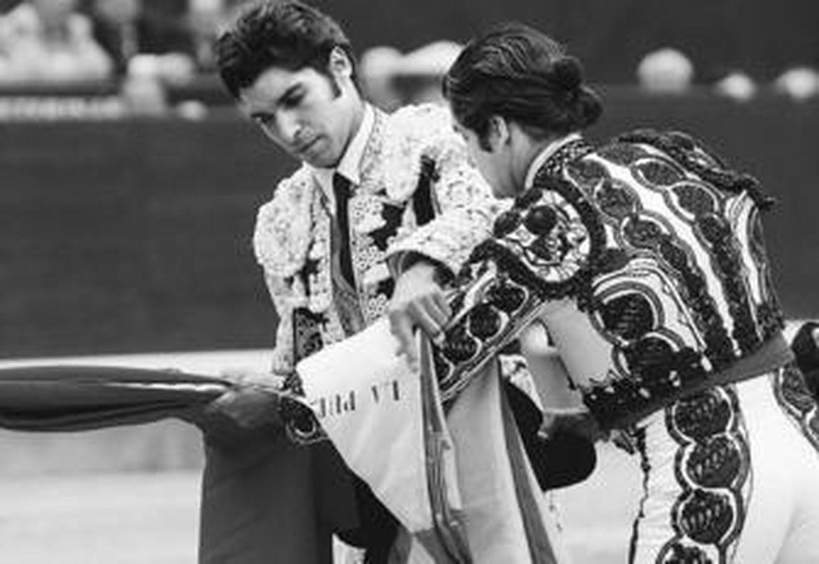 Morante de la Puebla, de espaldas, confirma a Cayetano.