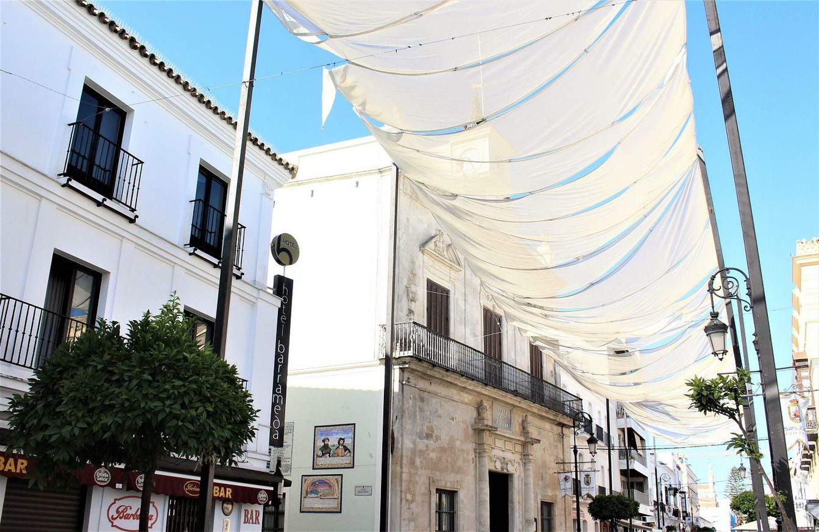 Los toldos ya instalados se encuentran en el tramo de la calle Ancha que une Amargura y Cervantes.