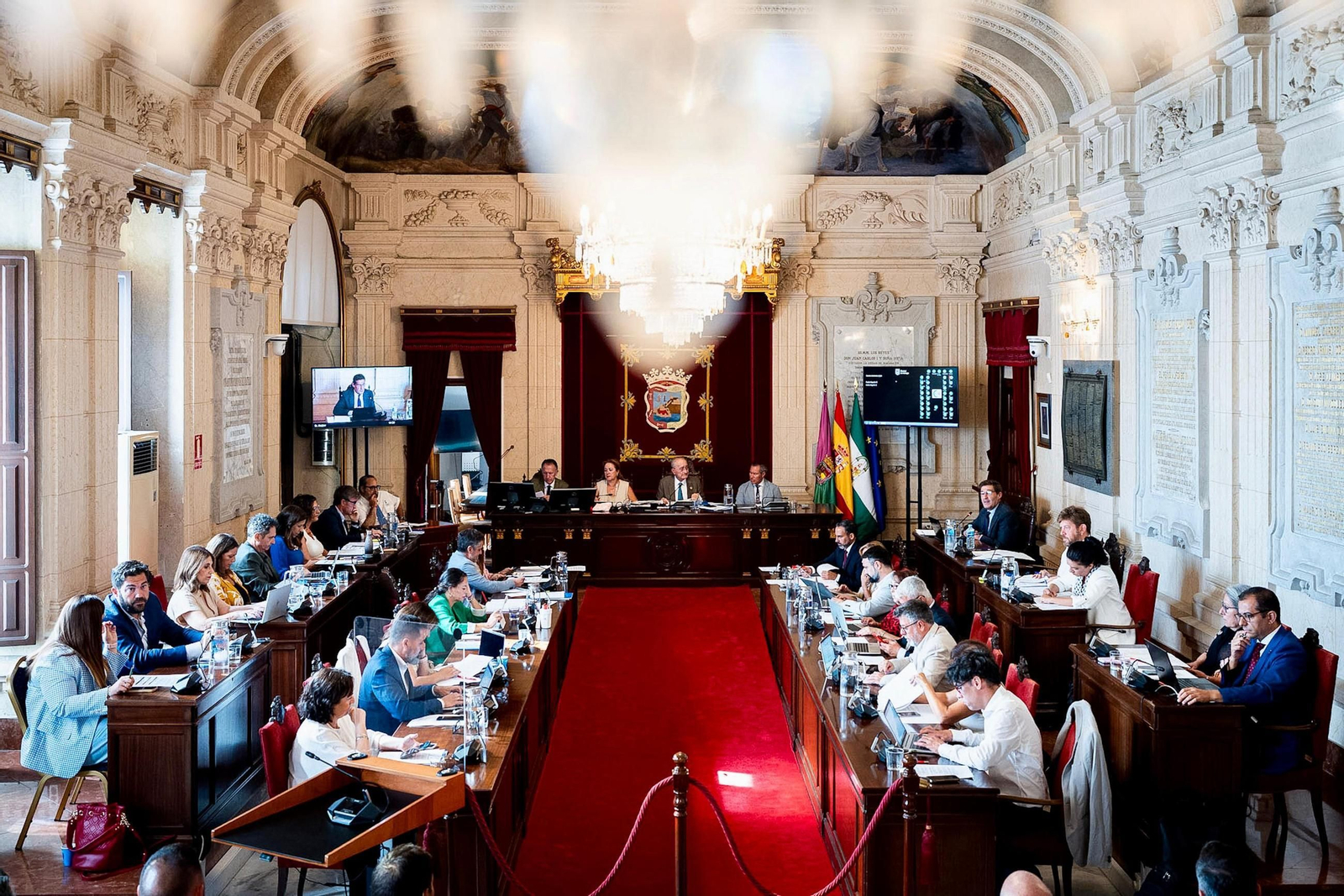 Momento de tensión en el pleno de Málaga: el alcalde pide la expulsión de vecinos