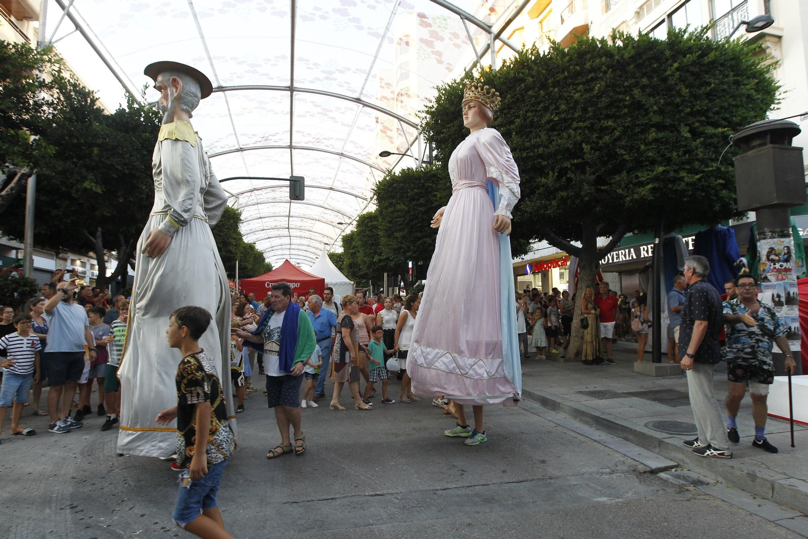 Fotogalería gigantes y cabezudos. Feria de Almería 2019