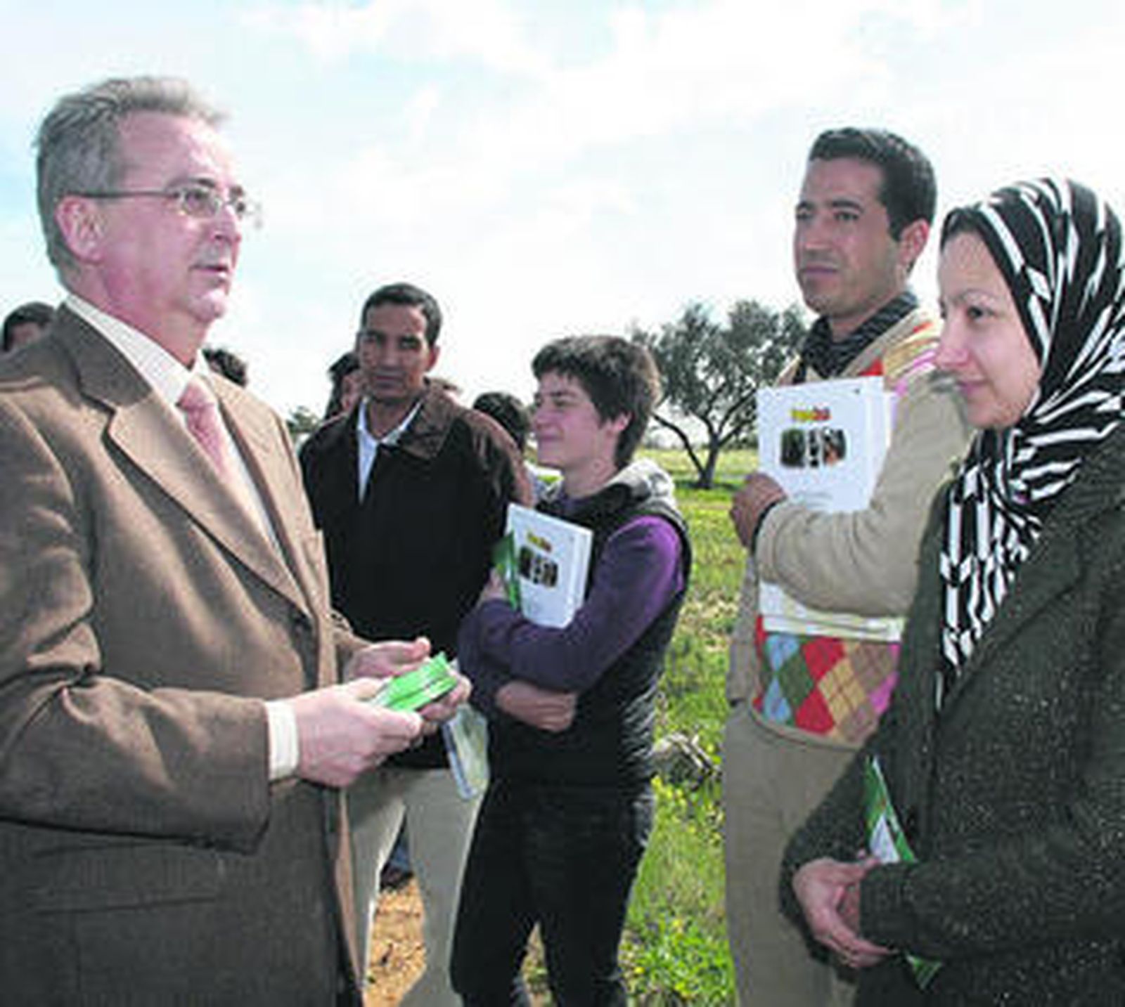 El consejero de Empleo, Antonio Fernández, durante una visita a una plantación de fresas en Cartaya.