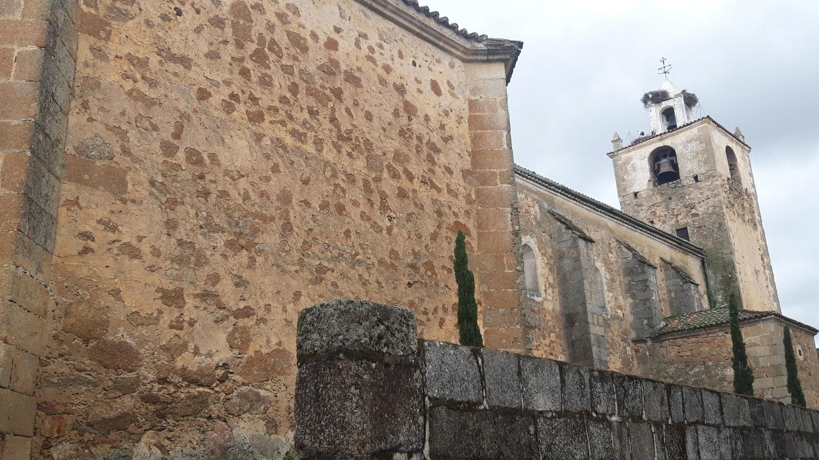 La Iglesia de Nuestra Señora de la Asunción domina Alcuéscar.