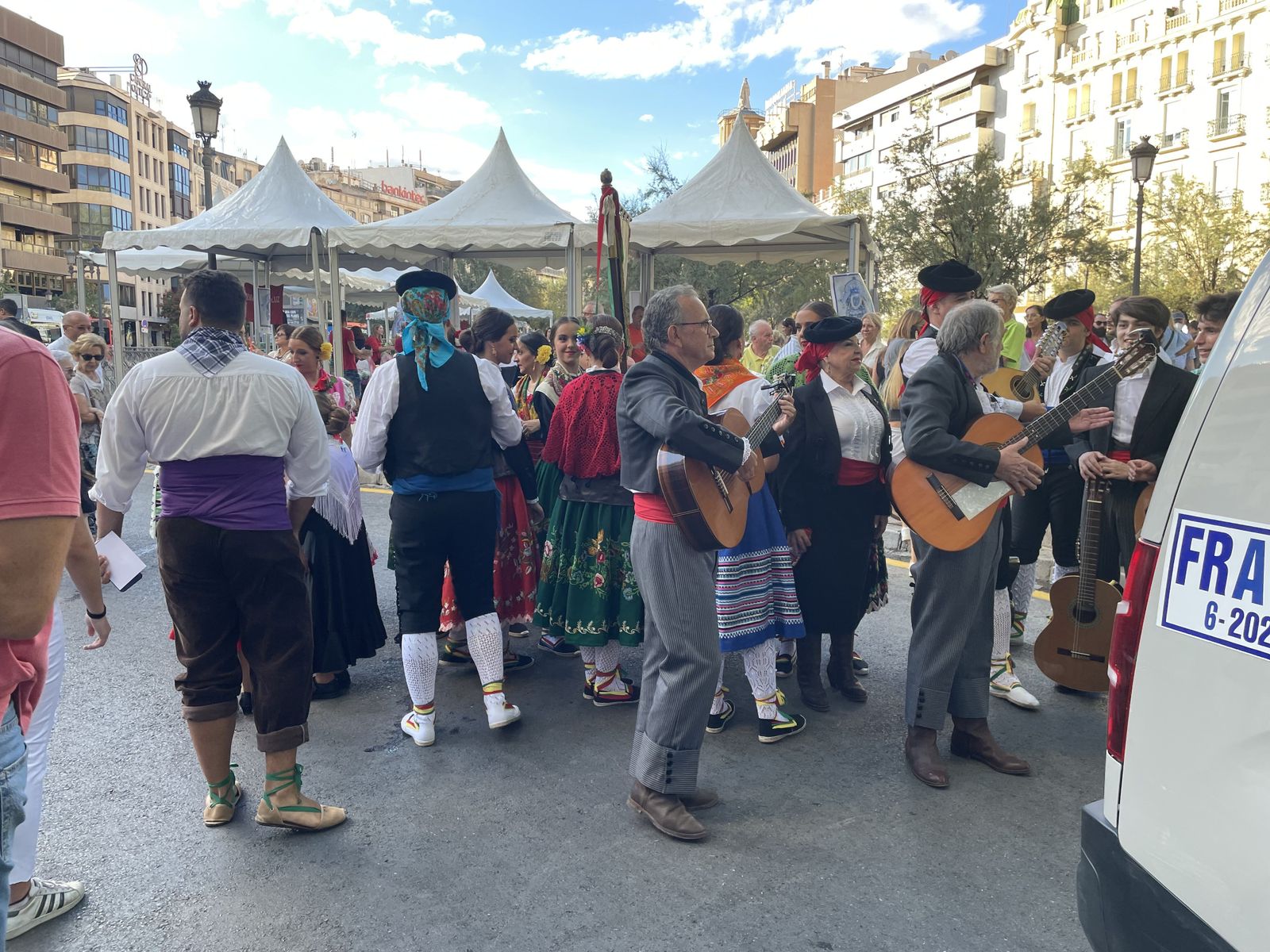 Así estaba el ambiente en la ofrenda floral a la Virgen de las Angustias